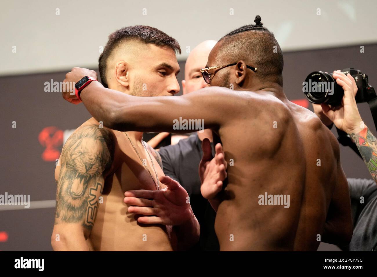 SAN ANTONIO, TEXAS, STATI UNITI. 24th Mar, 2023. SAN ANTONIO, TEXAS - 24 MARZO: (L) Alex Perex e Manel Kape Face-off dopo le pesate cerimoniali presso L'AT&T Center for UFC Fight Night - vera vs Sandhagen - Weigh-ins il 24 marzo 2023 a San Antonio, Stati Uniti. (Credit Image: © Louis Grasse/PX Imagens via ZUMA Press Wire) SOLO PER USO EDITORIALE! Non per USO commerciale! Foto Stock