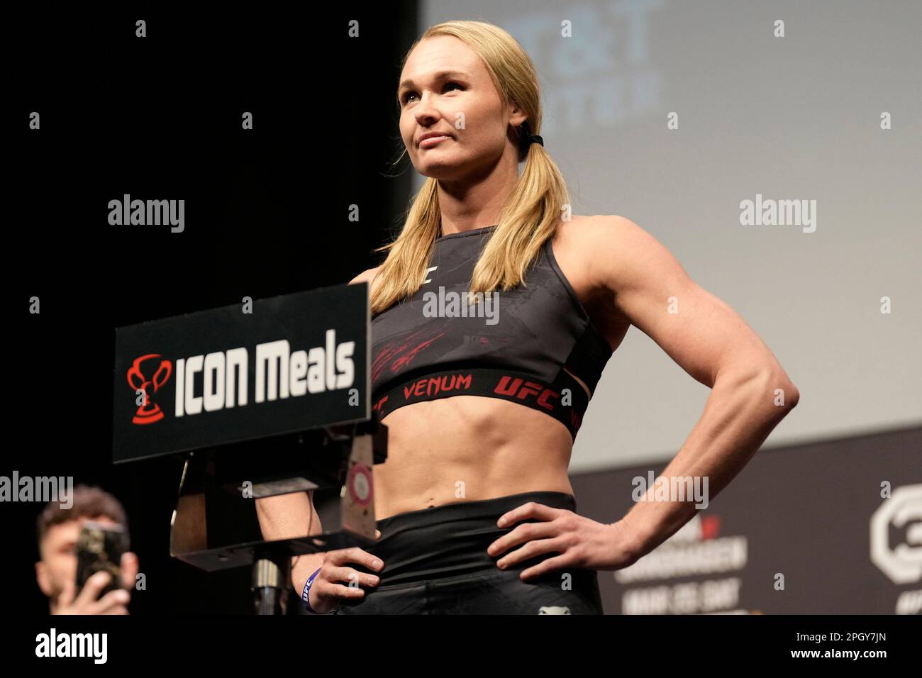 SAN ANTONIO, TEXAS, STATI UNITI. 24th Mar, 2023. SAN ANTONIO, TEXAS - 24 MARZO: Maycee Barber scala per i pesi cerimoniali presso L'AT&T Center for UFC Fight Night - vera vs Sandhagen - Weigh-ins il 24 marzo 2023 a San Antonio, Stati Uniti. (Credit Image: © Louis Grasse/PX Imagens via ZUMA Press Wire) SOLO PER USO EDITORIALE! Non per USO commerciale! Foto Stock