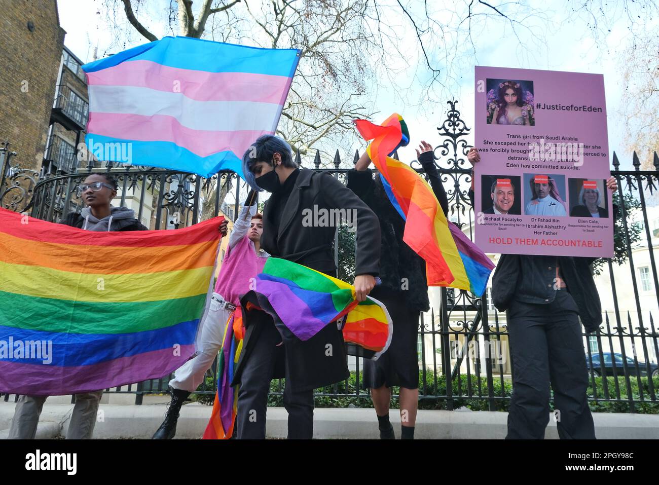 Londra, Regno Unito. 24th marzo, 2023. Gli attivisti di LGBT+ hanno organizzato una protesta al di fuori dell'ambasciata Saudita in seguito alla morte della transdonna Eden Knight, che è stata spinta a tornare a casa dagli Stati Uniti da 'fissatori' assunti dalla sua famiglia, dove studiava all'Università e cominciò la transizione. Tornato in Arabia Saudita, si dice che i suoi trattamenti per la casa siano stati confiscati e che sia stata bullizzata dai suoi genitori. Eden, di 23 anni, rotto dal detransizionamento forzato, si suicidò il 12th marzo. Credit: Undicesima ora di Fotografia/Alamy Live News Foto Stock