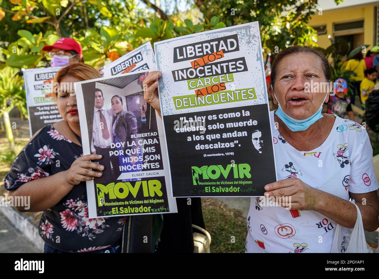 San Salvador, El Salvador. 24th Mar, 2023. I membri delle vittime dello stato di emergenza protestano per il rilascio dei loro familiari, presumibilmente imprigionati a torto mentre cantano slogan pronunciati da San Oscar Arnulfo Romero durante una processione alla cattedrale di San Salvador. Il 24th 1980 marzo l Arcivescovo Oscar Romero fu assassinato dalle squadrette della morte durante la messa nella cappella della Divina Providencia. (Foto di Camilo Freedman/SOPA Images/Sipa USA) Credit: Sipa USA/Alamy Live News Foto Stock