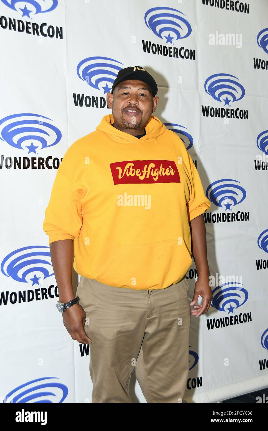 Omar Miller arriva alla CBS photocall for True Lies al WonderCon 2023 Day 1 presso l'Anaheim Convention Center il 24 marzo 2023 Foto Stock