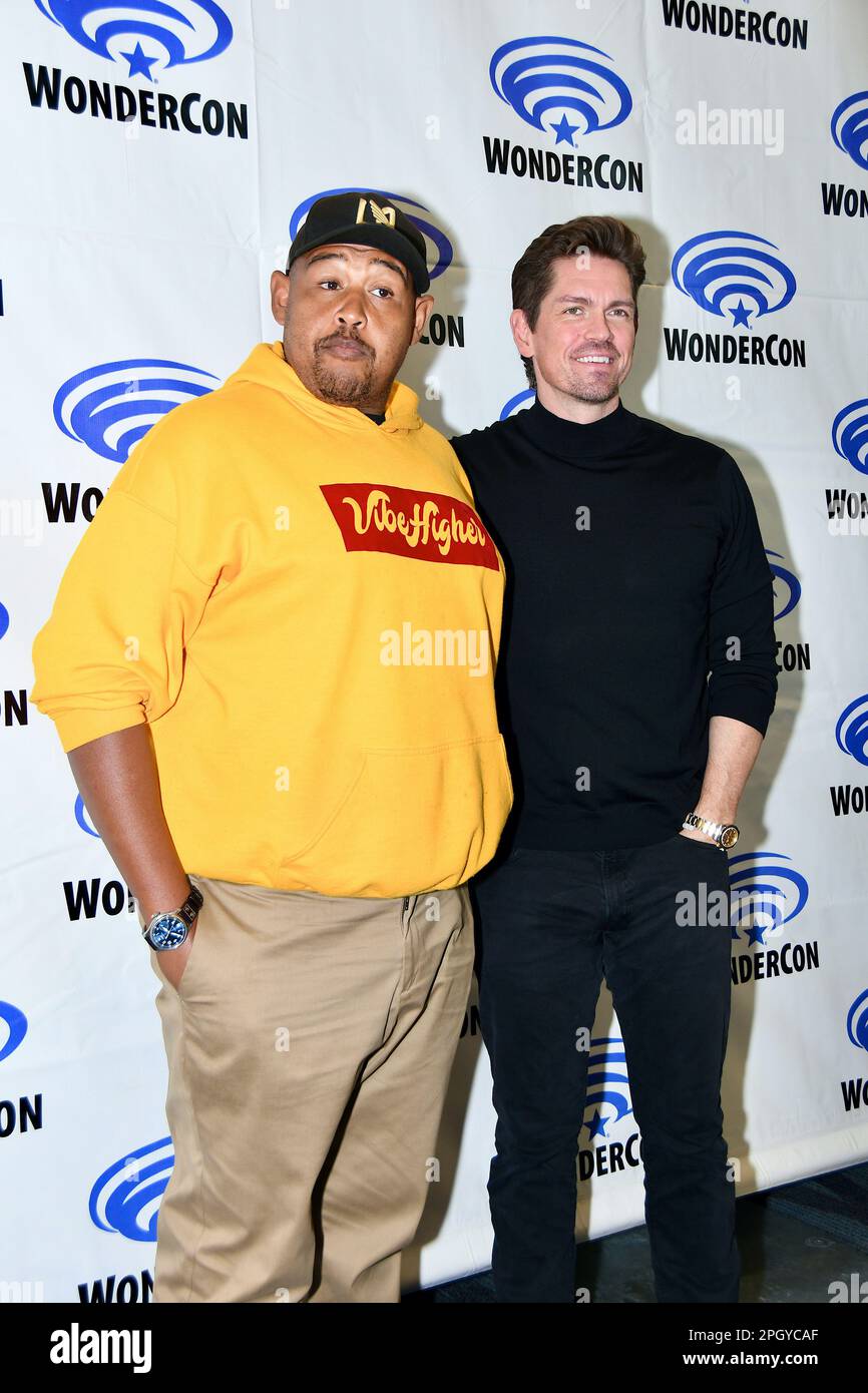 Omar Miller e Steve Howey arrivano alla CBS photocall for True Lies al WonderCon 2023 Day 1 presso l'Anaheim Convention Center il 24 marzo 2023 Foto Stock