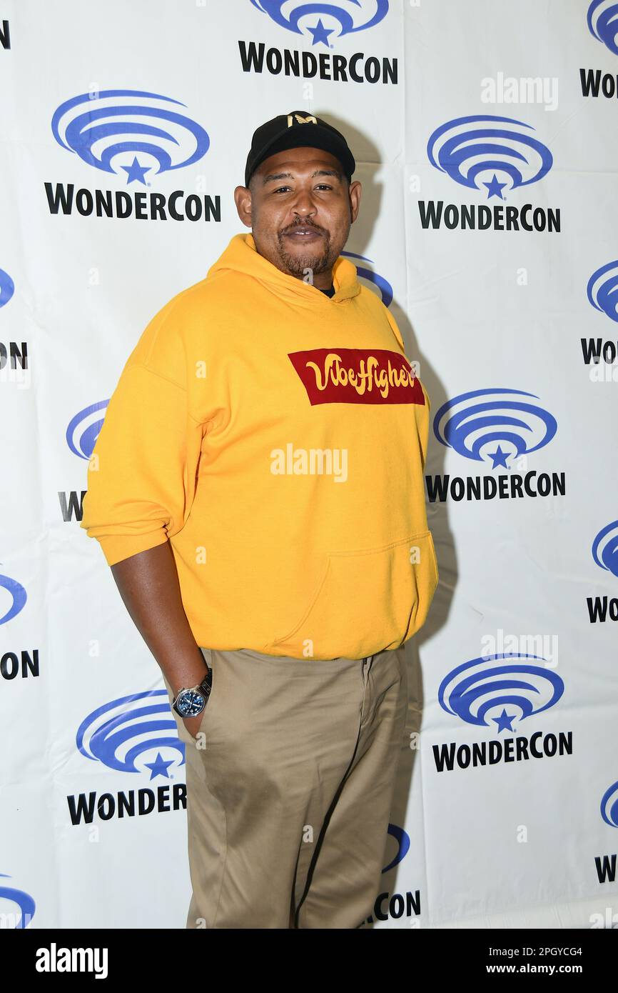 Omar Miller arriva alla CBS photocall for True Lies al WonderCon 2023 Day 1 presso l'Anaheim Convention Center il 24 marzo 2023 Foto Stock