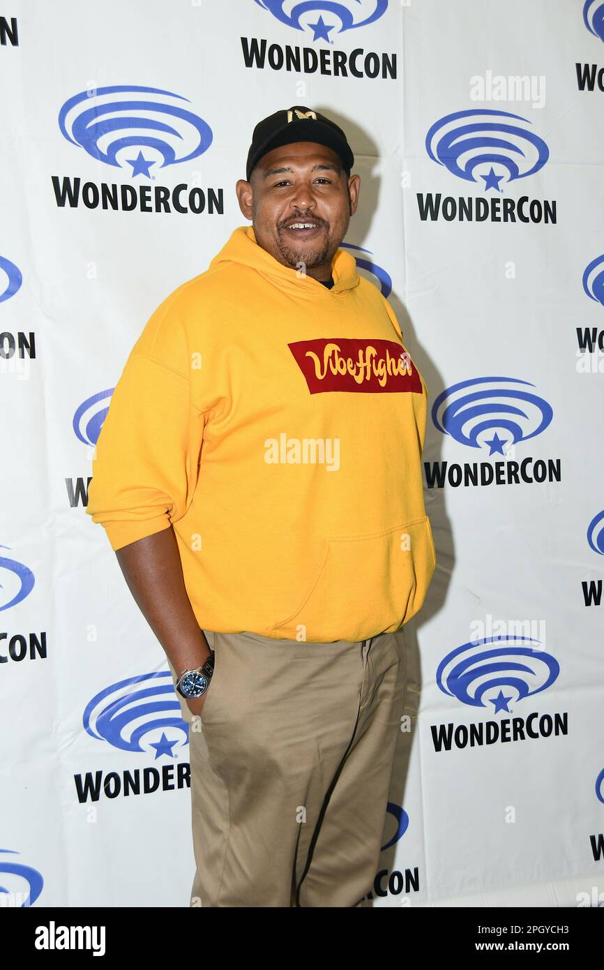 Anaheim CA US marzo 24 2023: Omar Miller arriva alla CBS photocall for True Lies al WonderCon 2023 giorno 1 presso l'Anaheim Convention Center lo scorso marzo Foto Stock