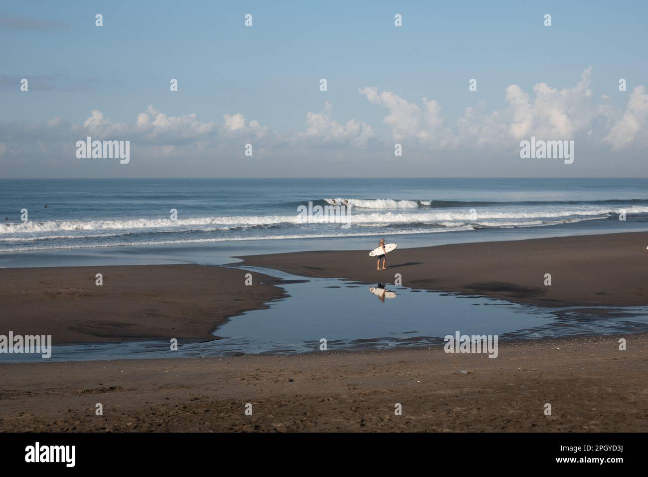 La mattina presto la folla di surfing alla popolare spiaggia di Canggu, Bali, Indonesia Foto Stock