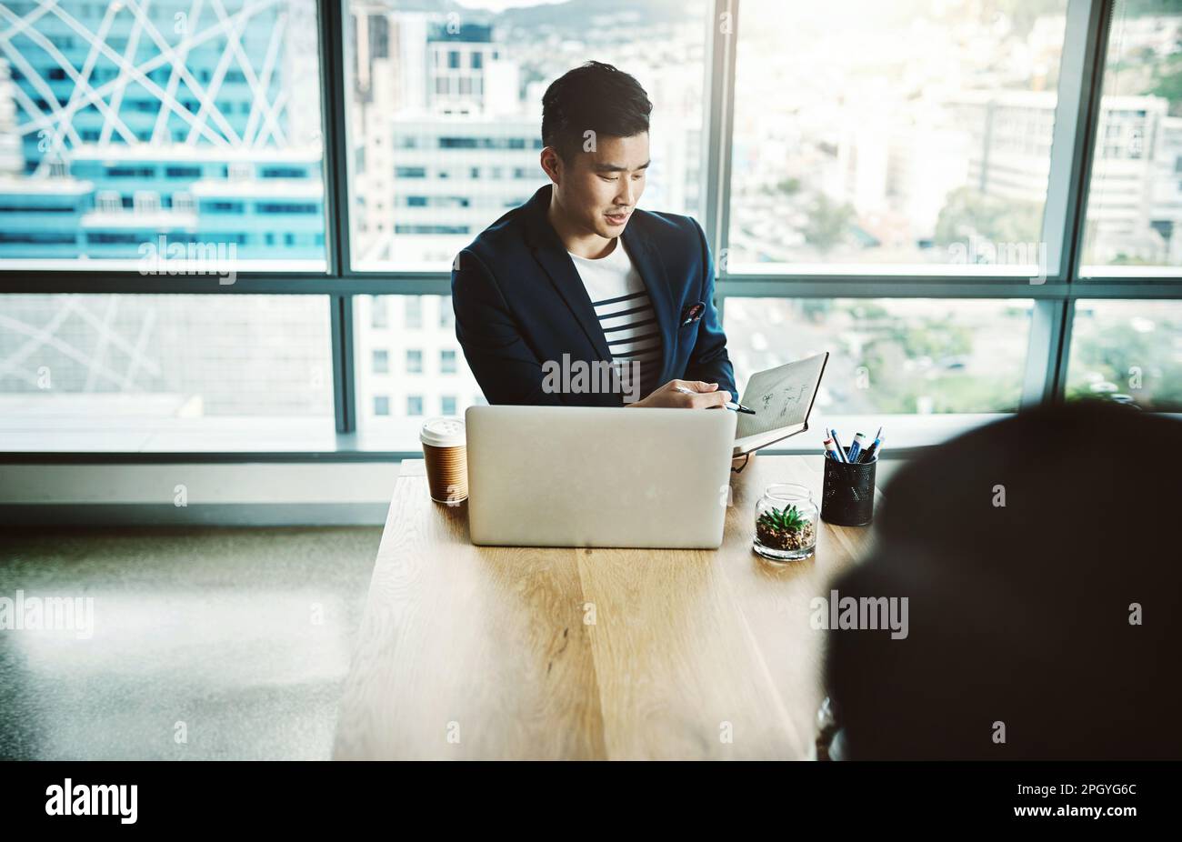 L'ufficio con una cultura collaborativa. due giovani uomini d'affari che lavorano insieme alla scrivania in un ufficio moderno. Foto Stock