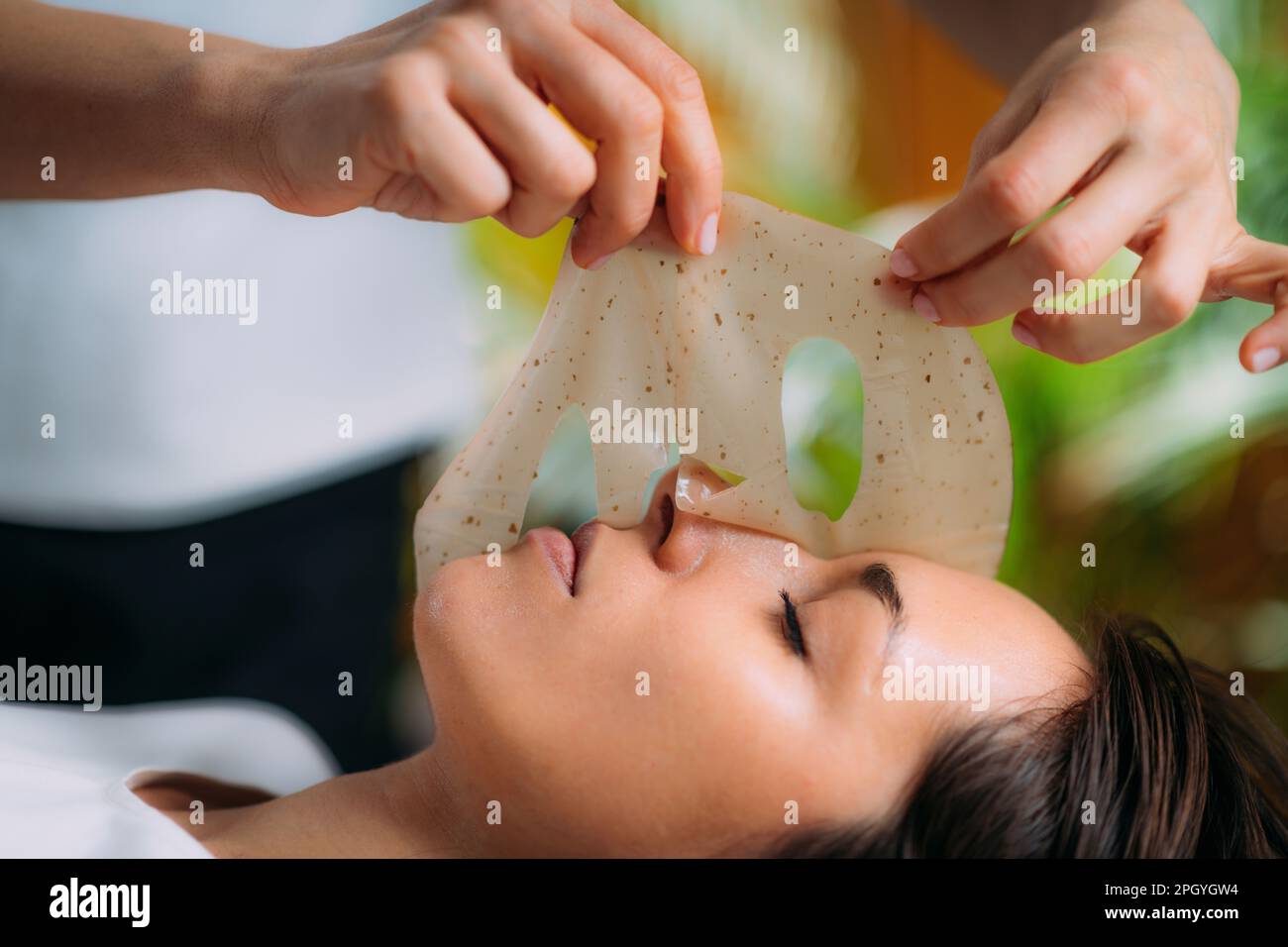 Donna che ha un trattamento facciale Foto Stock