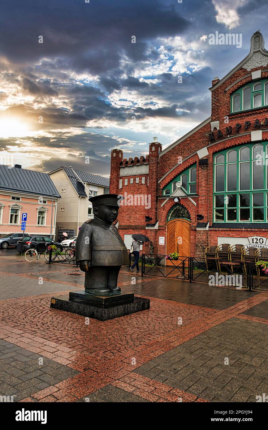 Toripollisi, poliziotto del mercato, statua in bronzo nella piazza del mercato, scultore Kaarlo Mikkonen, Oulu, Ostrobothnia settentrionale, Finlandia Foto Stock