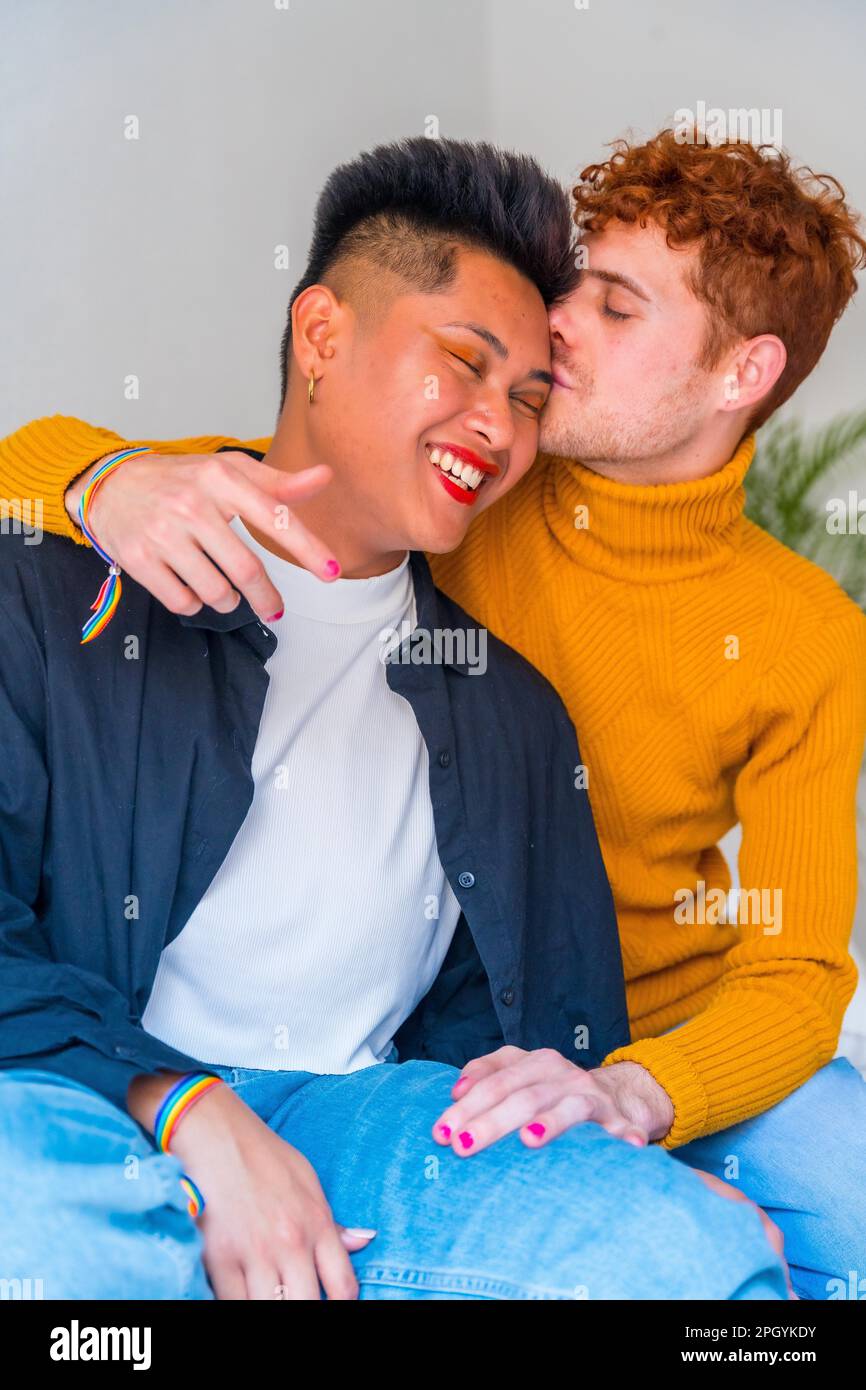 Ritratto di bella coppia gay che si fa e bacia, sorridendo in casa, concetto lgbt Foto Stock