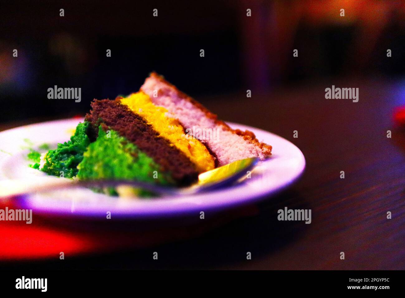 Una serata di compleanno in città in un ristorante n sala giochi con torte e giochi divertenti Foto Stock
