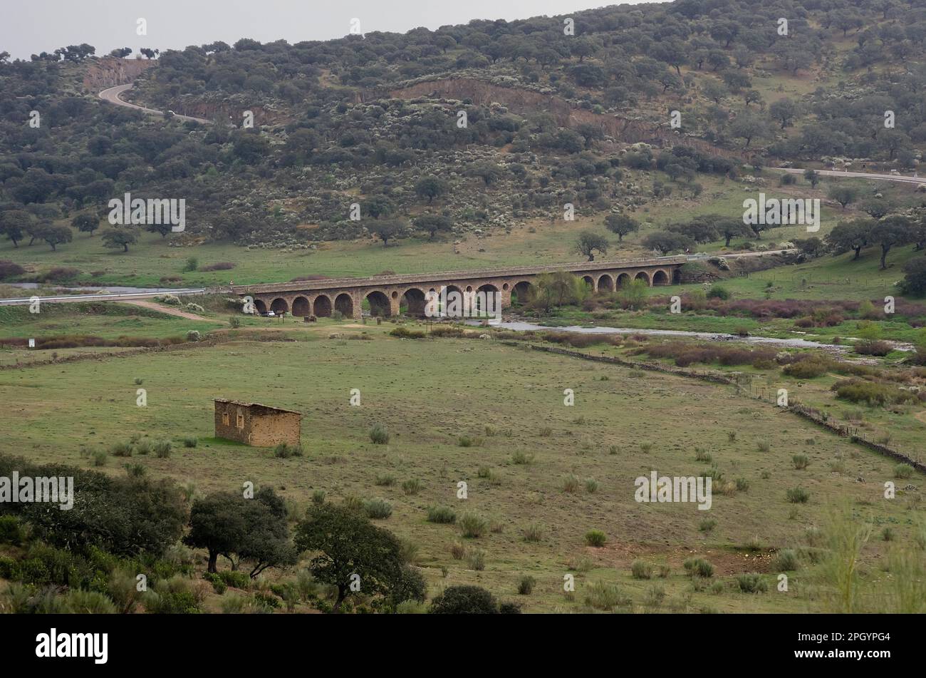 Ponte romanico sul Rio Almonte, vicino Trujillo Foto Stock