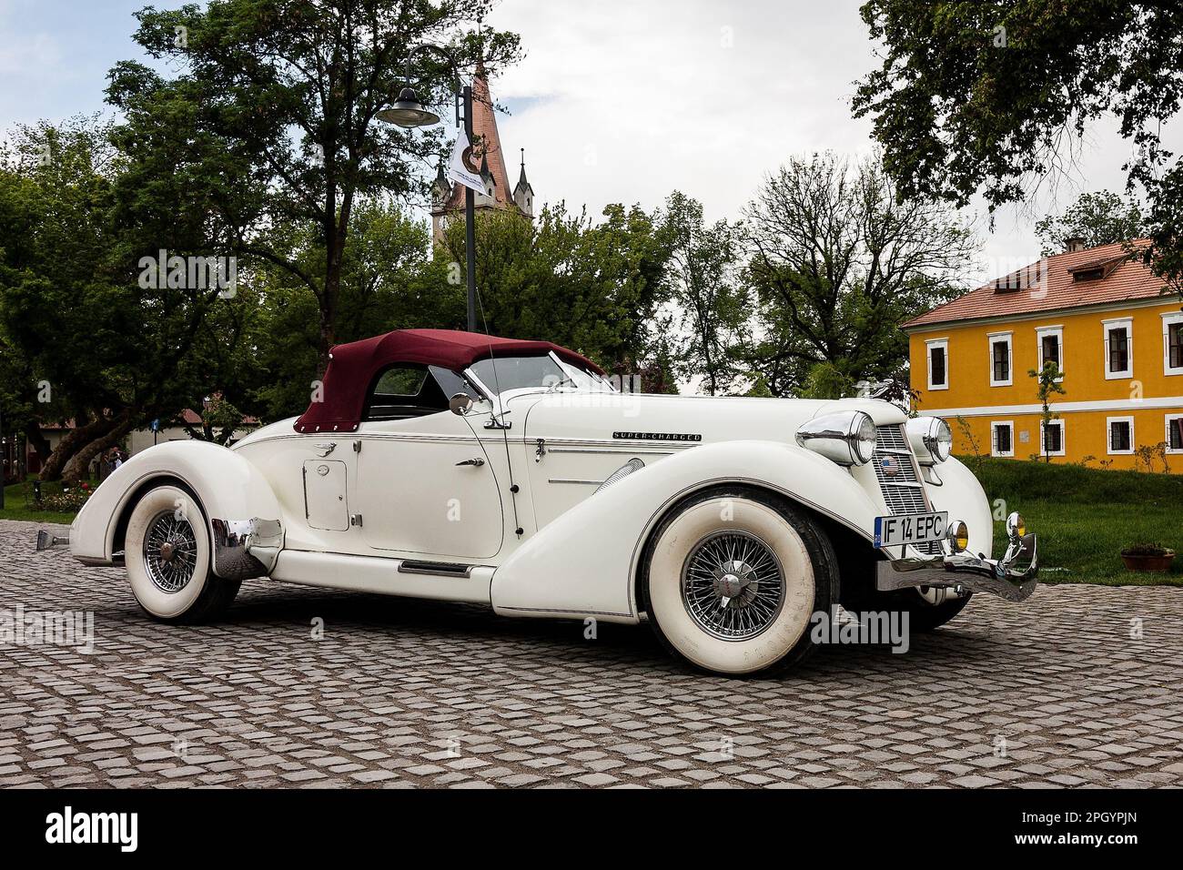 Marosvasarhely/Transilvania - 14 maggio 2016: Vintage Auburn 852R, realizzato nel 1936, in sfilata durante Castel Rally 2016 Foto Stock