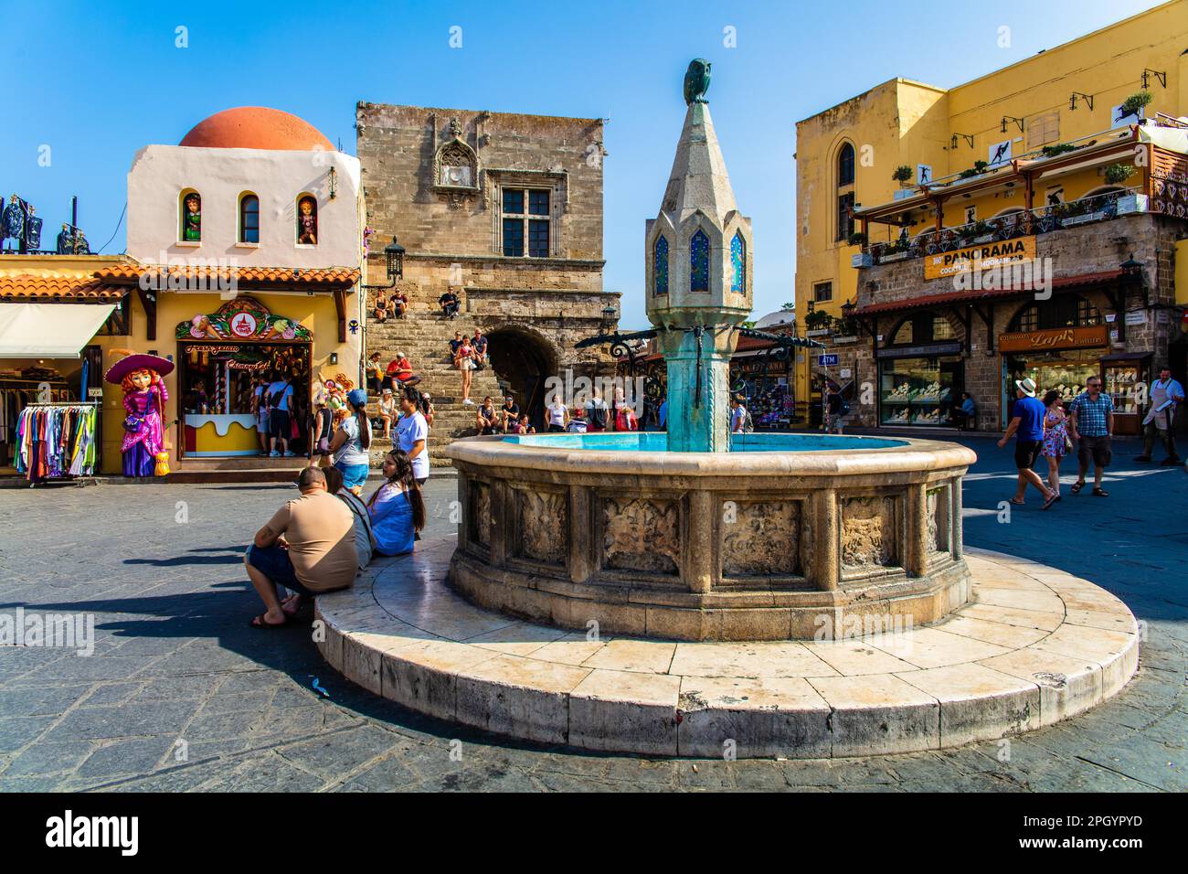 Piazza Ippocrate con la Fontana del gufo, la città vecchia, la città di Rodi, la Grecia Foto Stock