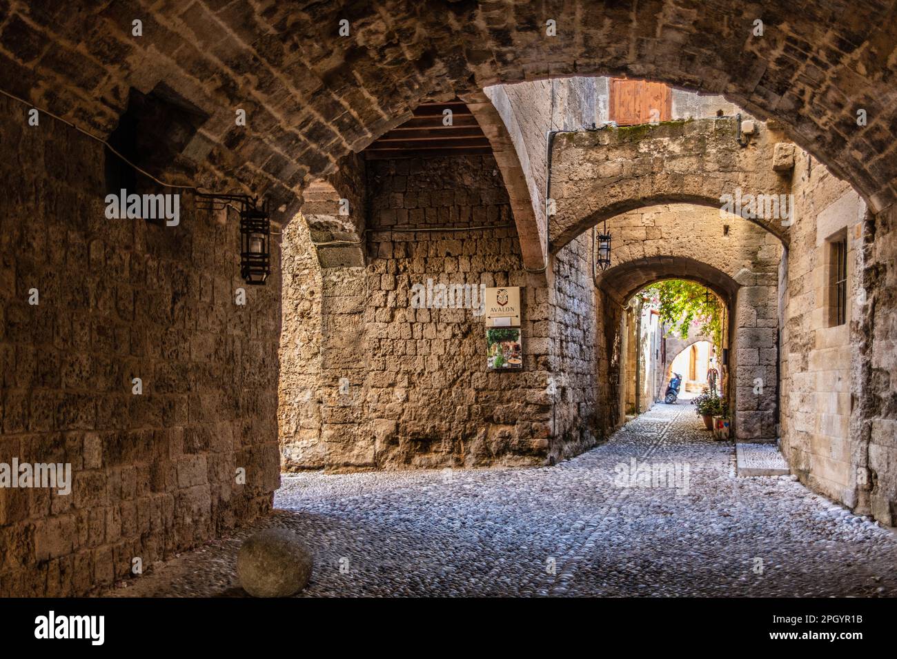 Ostello degli spagnoli, Knights Street nella città vecchia dal tempo dell'Ordine di San Giovanni, l'unica strada del 16th ° secolo sopravvissuta in tardo gotico Foto Stock