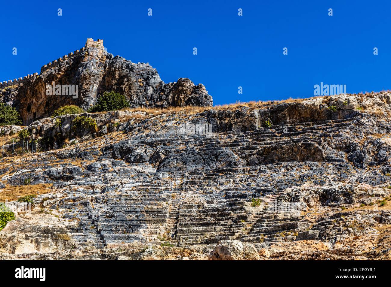 Antico teatro del 4th ° secolo con oltre 25 file di posti a sedere per 2000 visitatori, Lindos, Rodi, Grecia Foto Stock