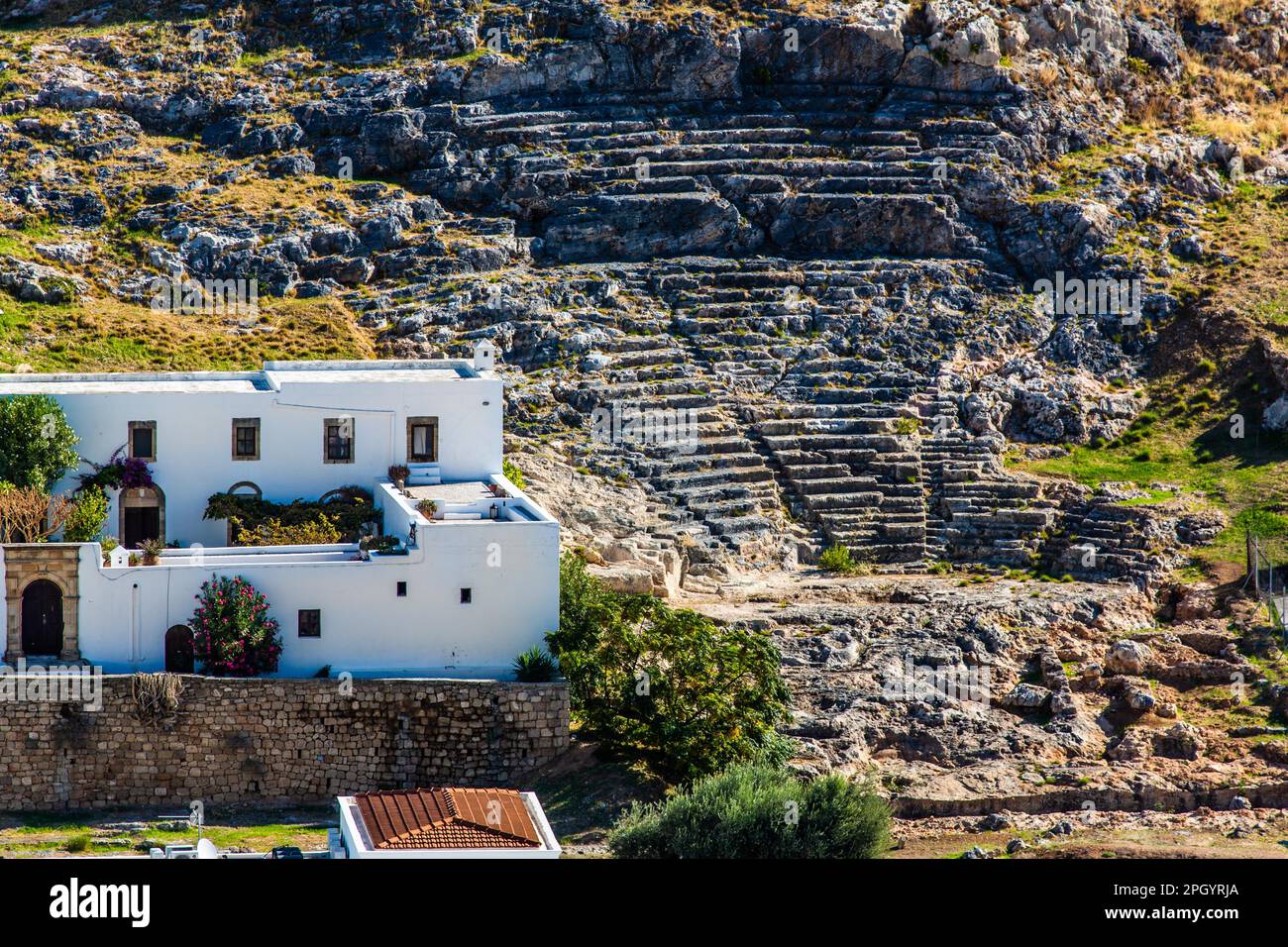 Antico teatro del 4th ° secolo con oltre 25 file di posti a sedere per 2000 visitatori, Lindos, Rodi, Grecia Foto Stock