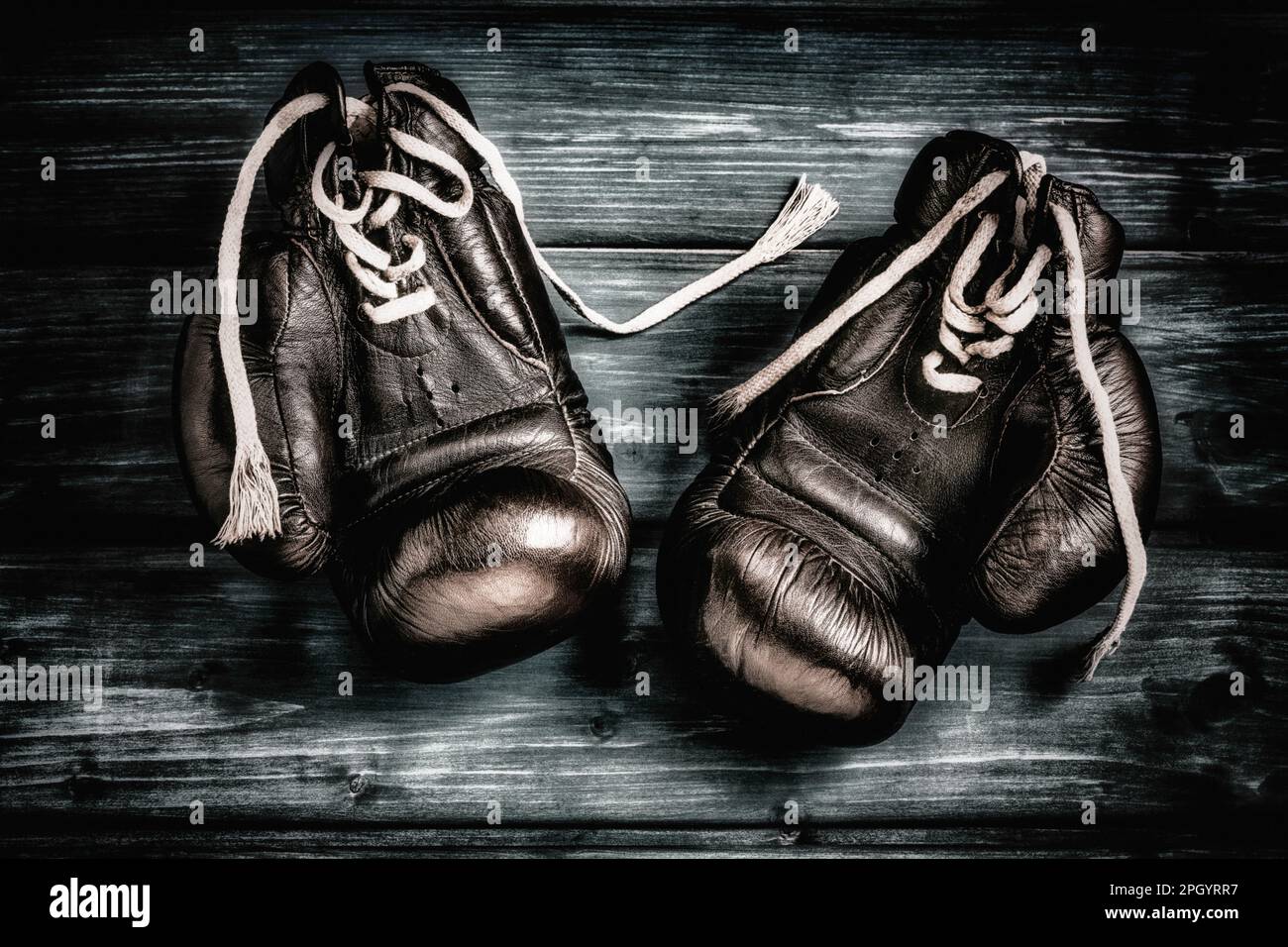 guanti da boxe su sfondo di legno blu Foto Stock