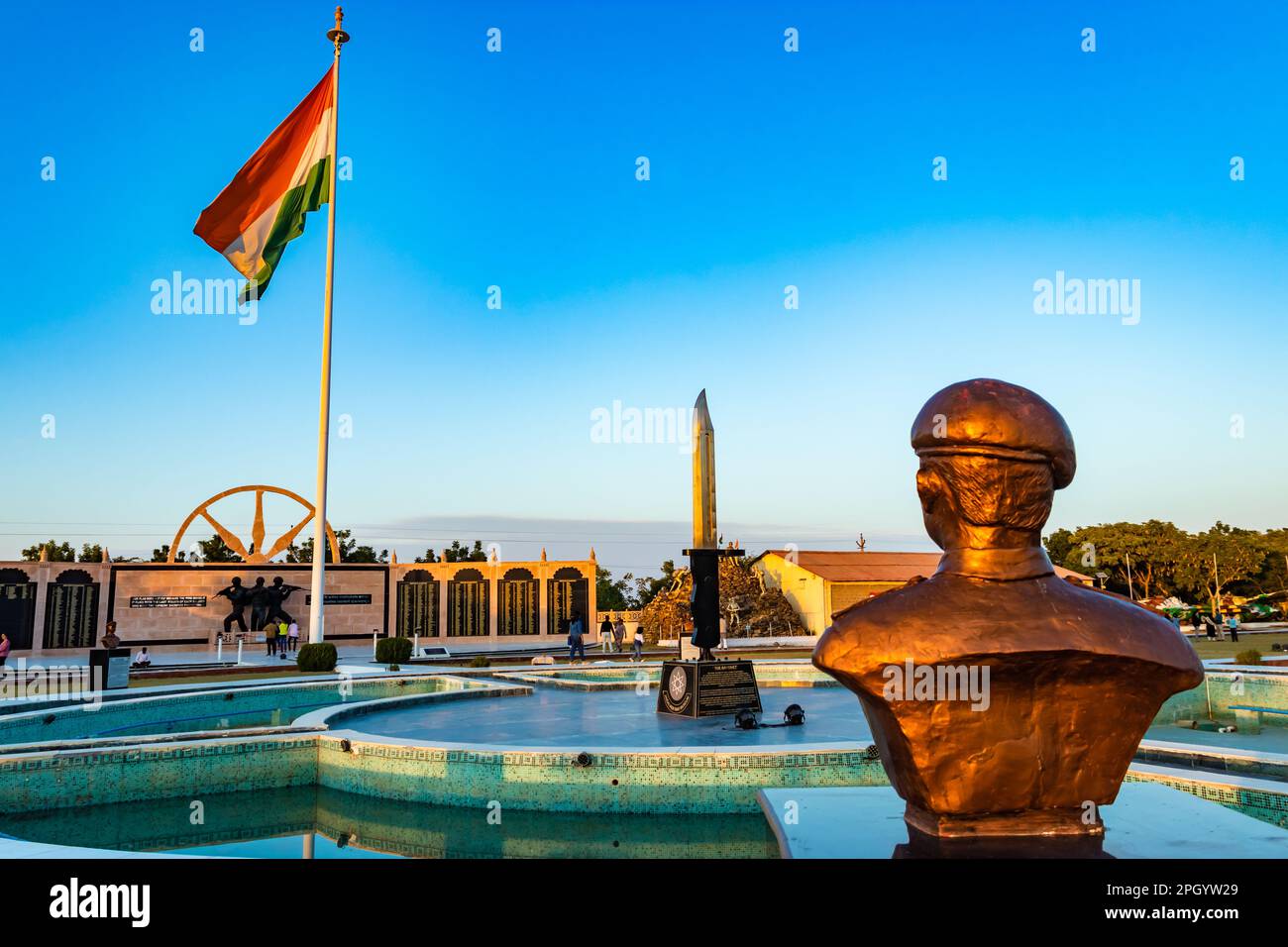 L'unità dell'esercito indiano insegne con bandiera nazionale da una prospettiva unica al colpo di sera è presa al memoriale di guerra di jaisalmer rajasthan india il 25 2023 gennaio Foto Stock