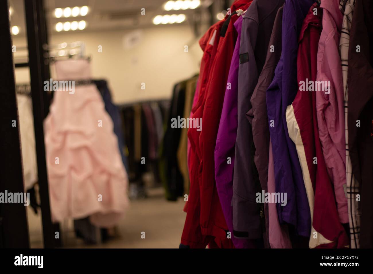 Negozio di abbigliamento di seconda mano in Ucraina, abbigliamento nel negozio Foto Stock