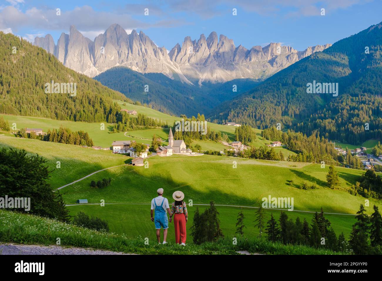 Coppia a St. Magdalena Geisler o Odle Dolomiti cime montane. Val di Funes in Italia, Santa Magdalena villaggio Dolomiti montagne, uomini e donne in vacanza nelle Alpi di montagna italiane Foto Stock