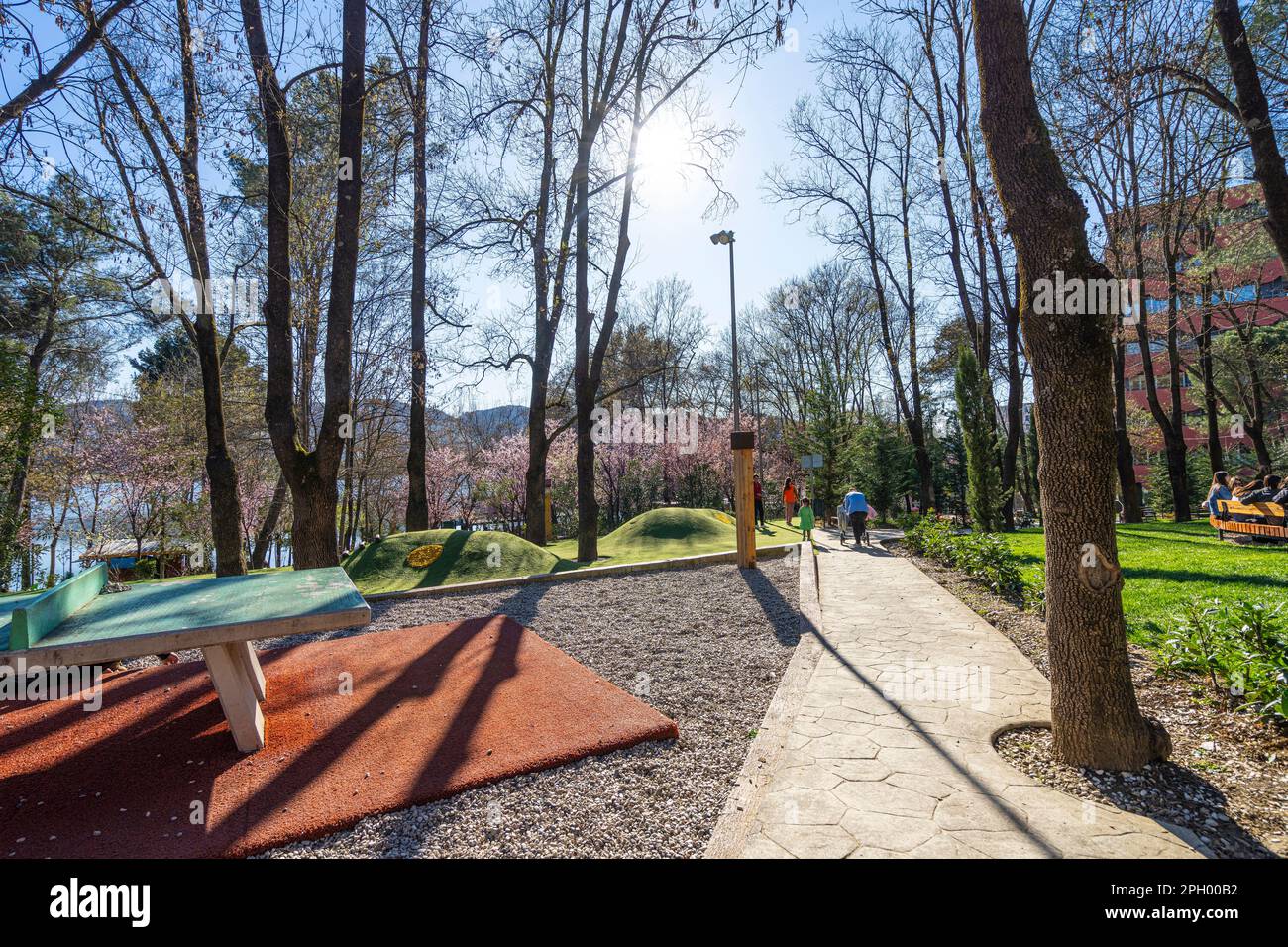 Tirana, Albania. Marzo 2023. vista panoramica sul parco artificiale del lago nel centro della città Foto Stock