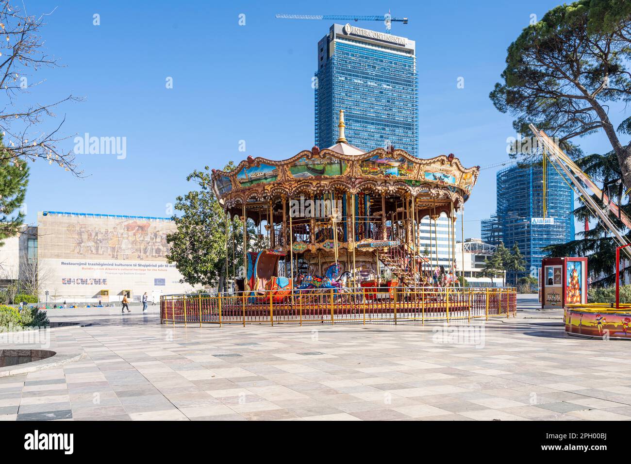 Tirana, Albania. Marzo 2023. Una giostra in piazza Skenderbej nel centro della città Foto Stock