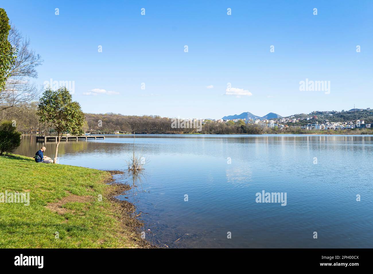 Tirana, Albania. Marzo 2023. vista panoramica sul lago artificiale nel centro della città Foto Stock