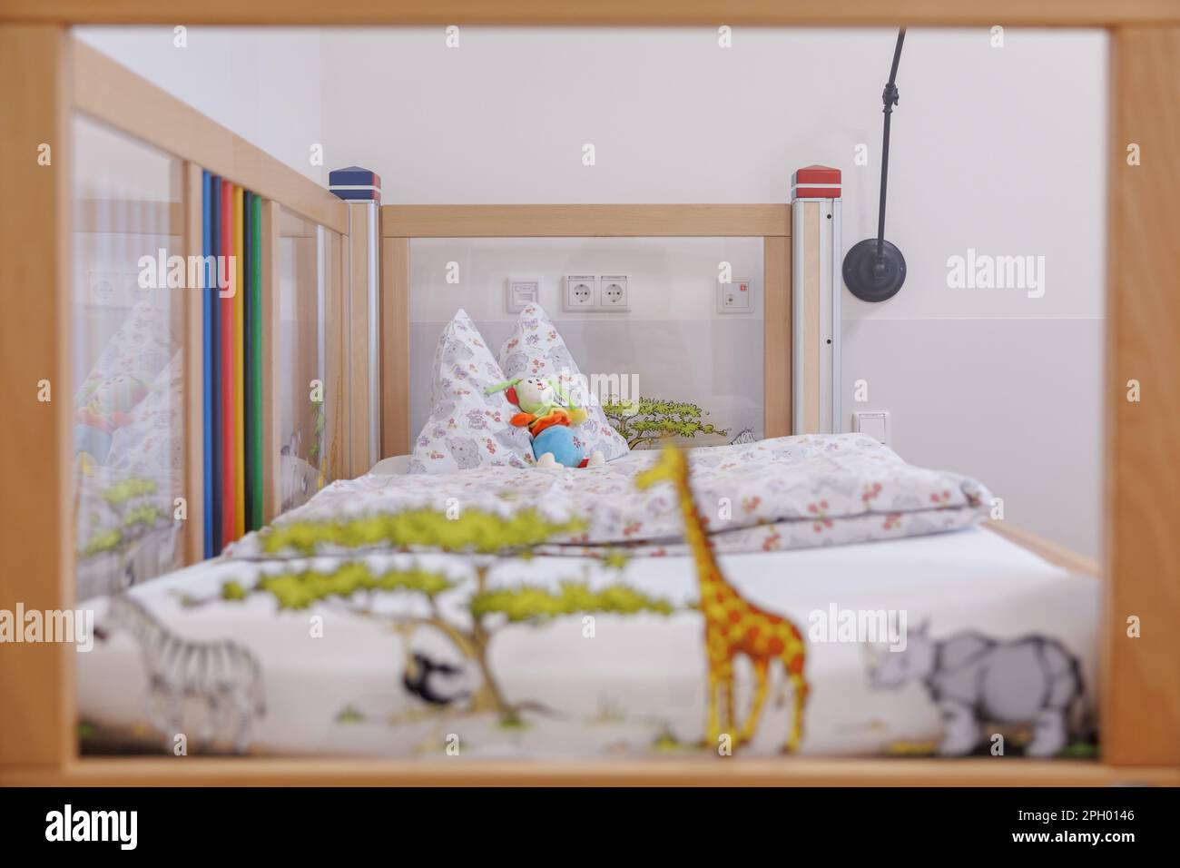 Bamberg, Germania. 24th Mar, 2023. Vista su un letto per bambini nella camera dell'ospedale per bambini e giovani Sternenzelt. I giovani fino a 26 anni che soffrono di una malattia che riduce la vita devono essere accompagnati e curati nell'ospizio appena aperto. L'ospizio per bambini e giovani di Sternenzelt si trova presso l'Accademia Hospice di Bamberga, accanto alla clinica di Bruderwald. Credit: Daniel Karmann/dpa/Alamy Live News Foto Stock