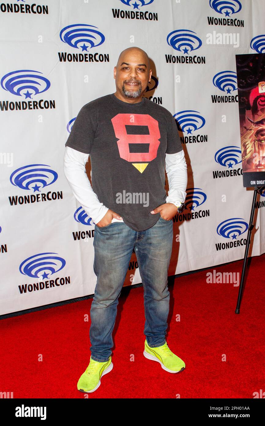 Christopher Berkeley arriva nella sala stampa di 'Batman: The Doom that comed to Gotham' durante la convention WonderCon del 2023 ad Anaheim, California, su Frida Foto Stock