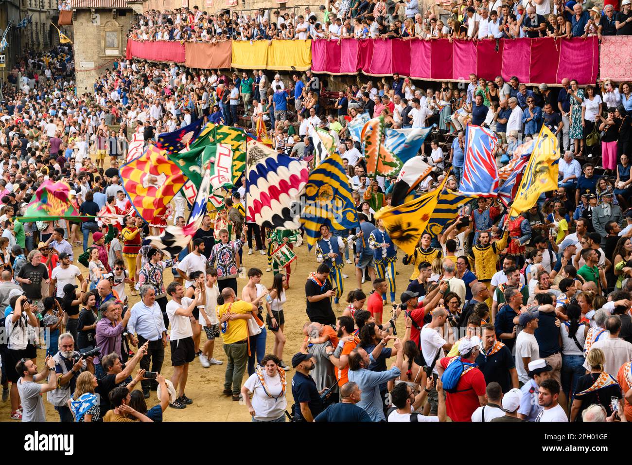 Siena, Italia - 17 2022 agosto: Festa della bandiera che sventola dopo il Palio di Siena con gli alfieri standard dei distretti della Contrada in Piazza del Camp Foto Stock