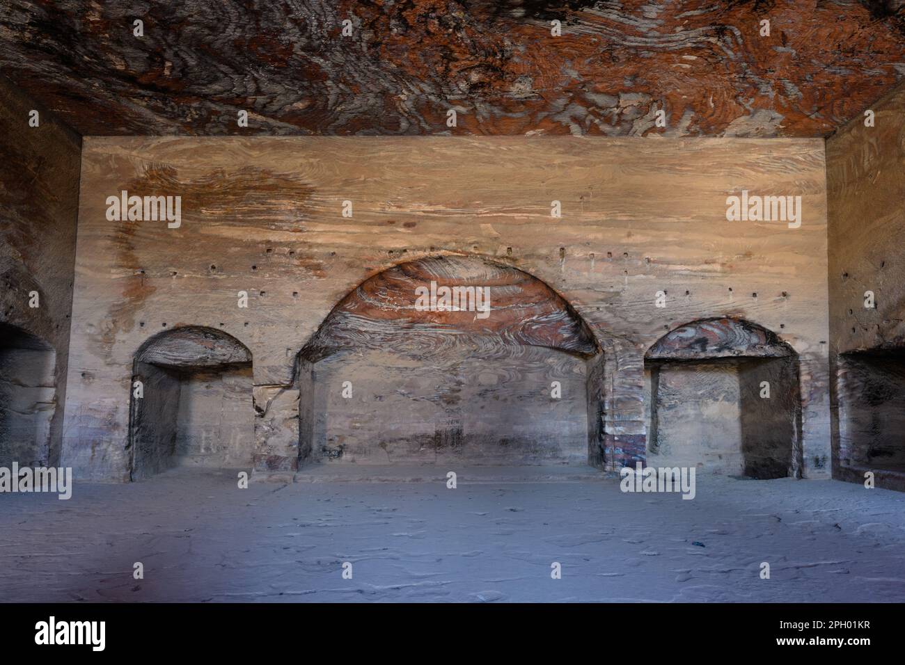 Tomba dell'urna interno o interno a Petra, Giordania, anche chiamata tomba reale di Malchus Foto Stock