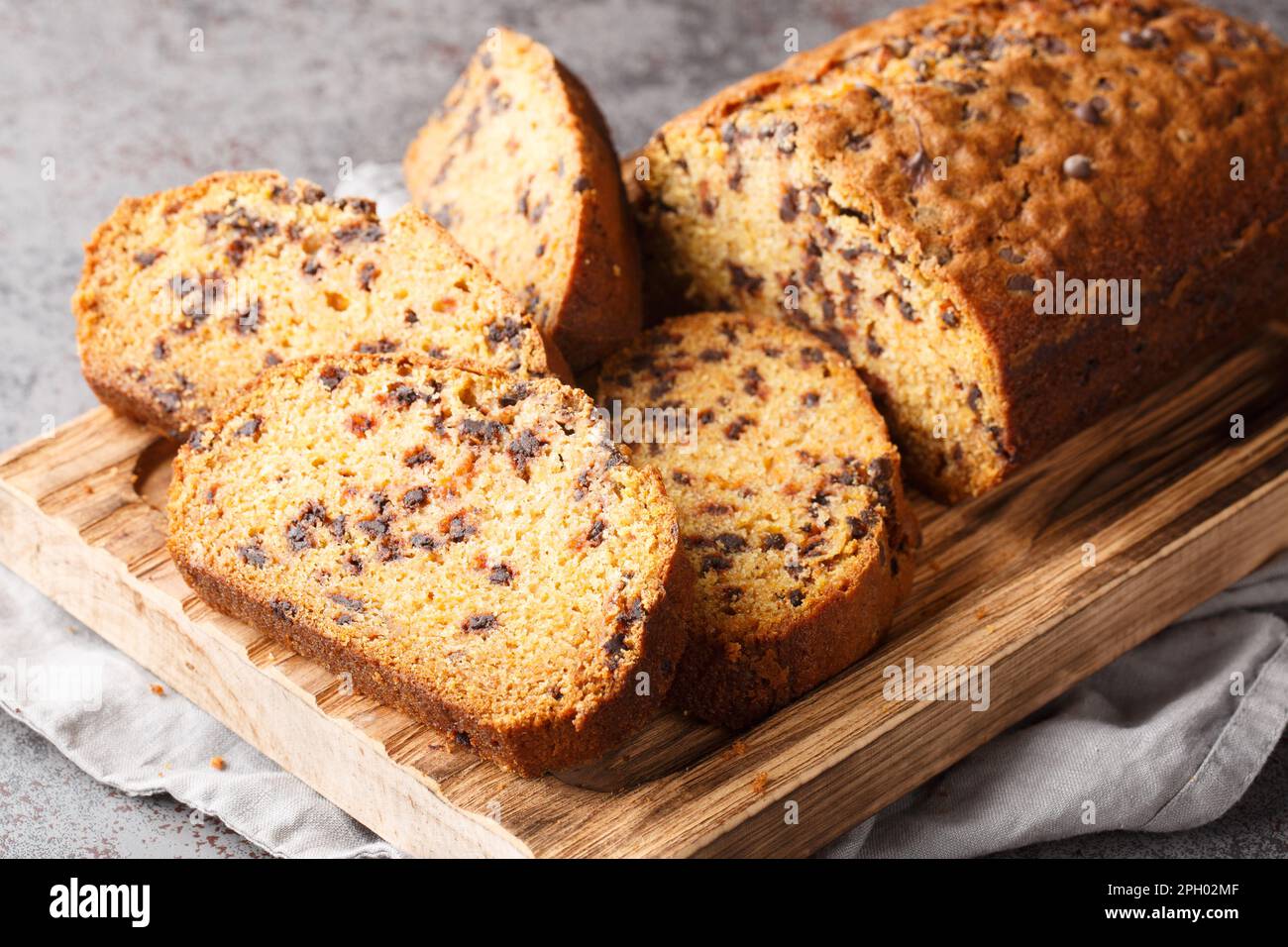 Pane di zucca al cioccolato fresco fatto in casa pronto a mangiare primo piano sul tavolo di legno. Orizzontale Foto Stock