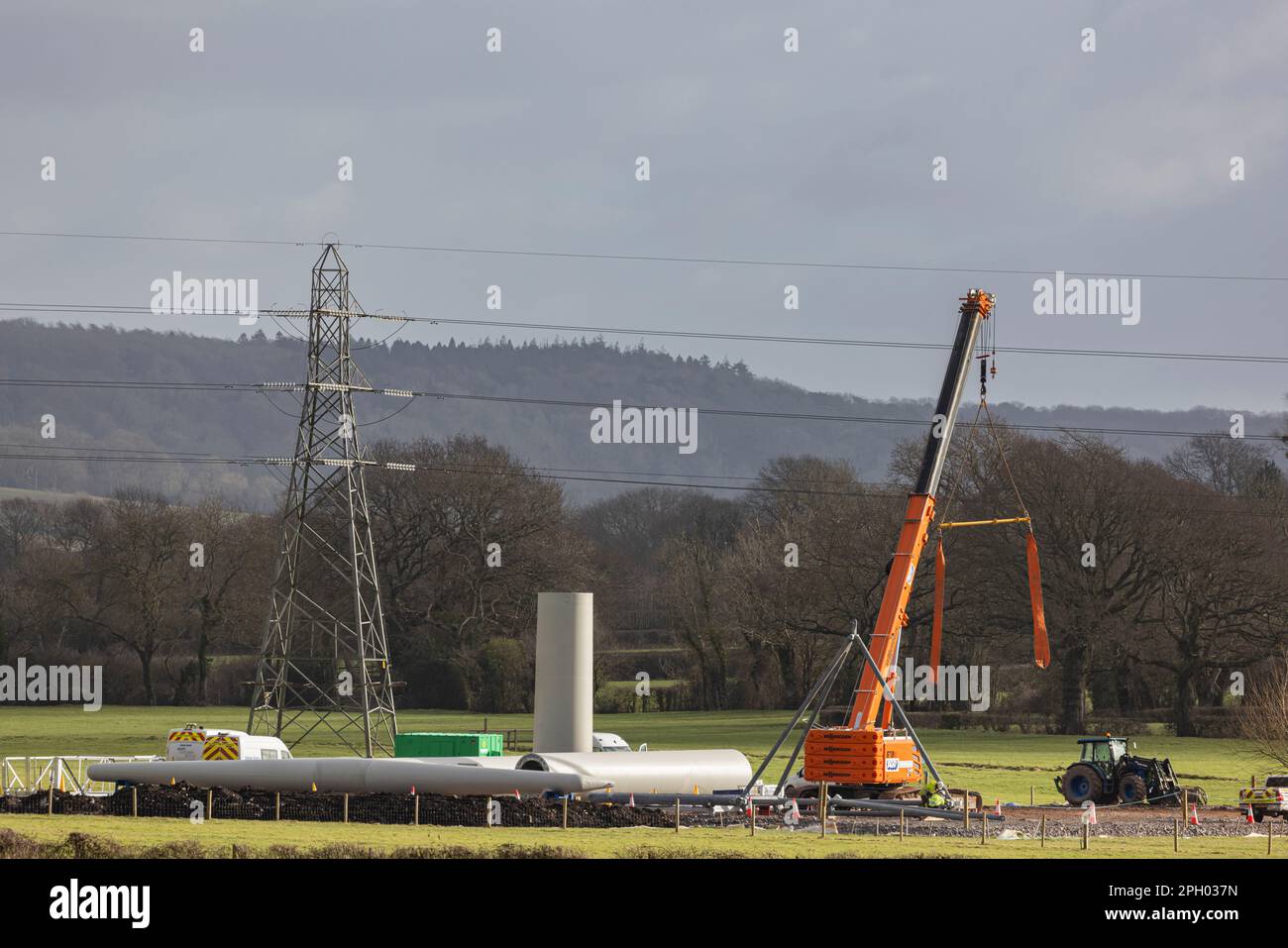 Struttura in T-Pylon con la torre di trasmissione a reticolo di vecchio stile sullo sfondo Foto Stock