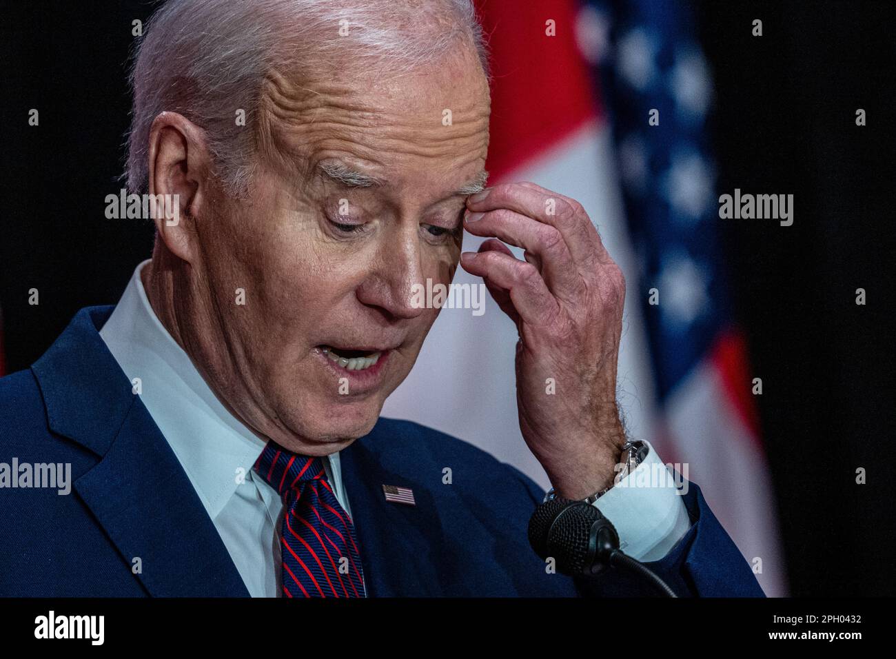 Ottawa, Canada. 24th Mar, 2023. STATI UNITI Il presidente Joe Biden interviene durante una conferenza stampa congiunta con il primo ministro canadese Justin Trudeau (non in vista) presso il Sir John A. Macdonald Building di Ottawa. Questa è la prima visita ufficiale che il presidente americano ha compiuto in Canada da quando è diventato presidente. Anche se le visite tra i presidenti eletti e il paese alleato avvengono solitamente prima, la visita inaugurale di Biden nel vicino settentrionale è stata ritardata a causa delle restrizioni di viaggio del COVID-19. Credit: SOPA Images Limited/Alamy Live News Foto Stock