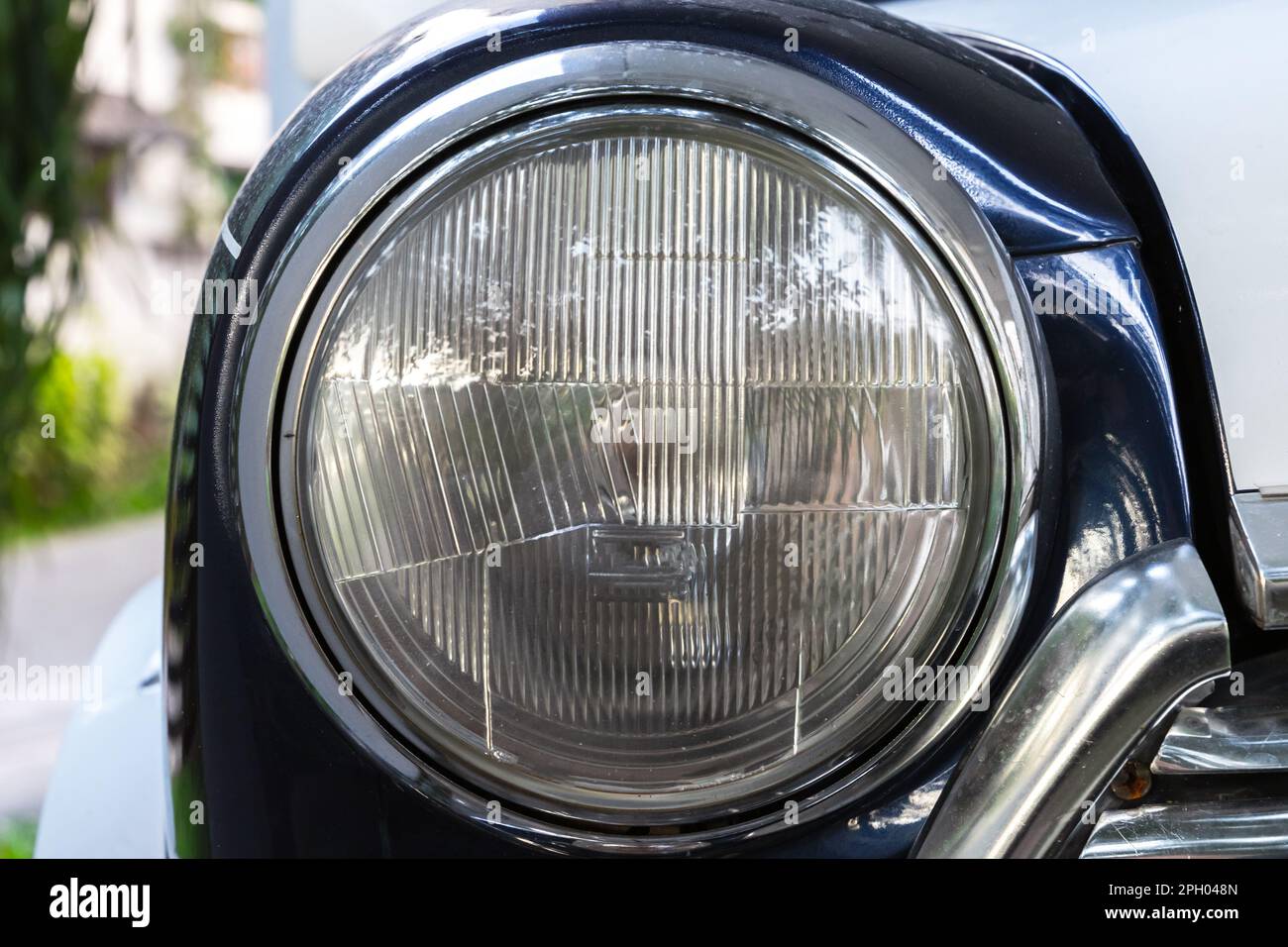 Faro rotondo classico di una vecchia auto con timer. Foto ravvicinata con messa a fuoco selettiva morbida Foto Stock