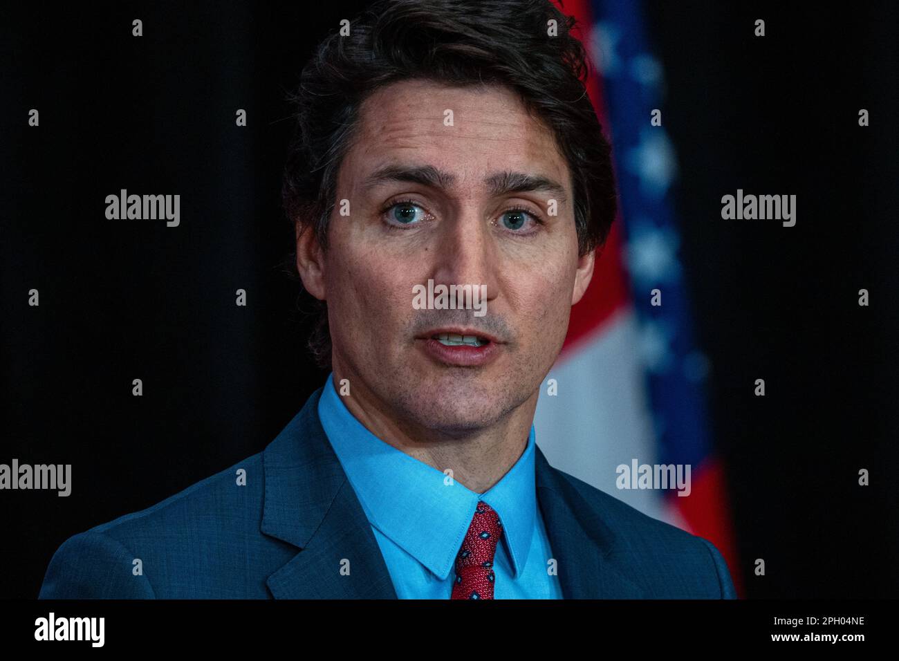 Ottawa, Canada. 24th Mar, 2023. Il primo ministro canadese Justin Trudeau parla durante una conferenza stampa congiunta con gli Stati Uniti Presidente Joe Biden (non in vista) presso il Sir John A. Macdonald Building di Ottawa. Questa è la prima visita ufficiale che il presidente americano ha compiuto in Canada da quando è diventato presidente. Anche se le visite tra i presidenti eletti e il paese alleato avvengono solitamente prima, la visita inaugurale di Biden nel vicino settentrionale è stata ritardata a causa delle restrizioni di viaggio del COVID-19. (Foto di Katherine KY Cheng/SOPA Images/Sipa USA) Credit: Sipa USA/Alamy Live News Foto Stock