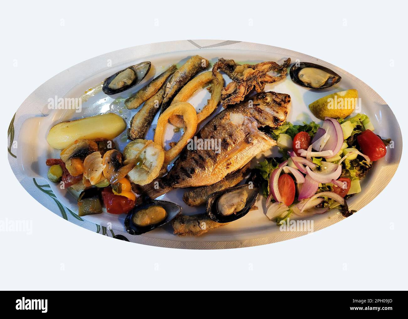 Grecia, cucina mediterranea, piatto con vari frutti di mare come pesce, orata, sardine, calamari, cozze e verdure Foto Stock