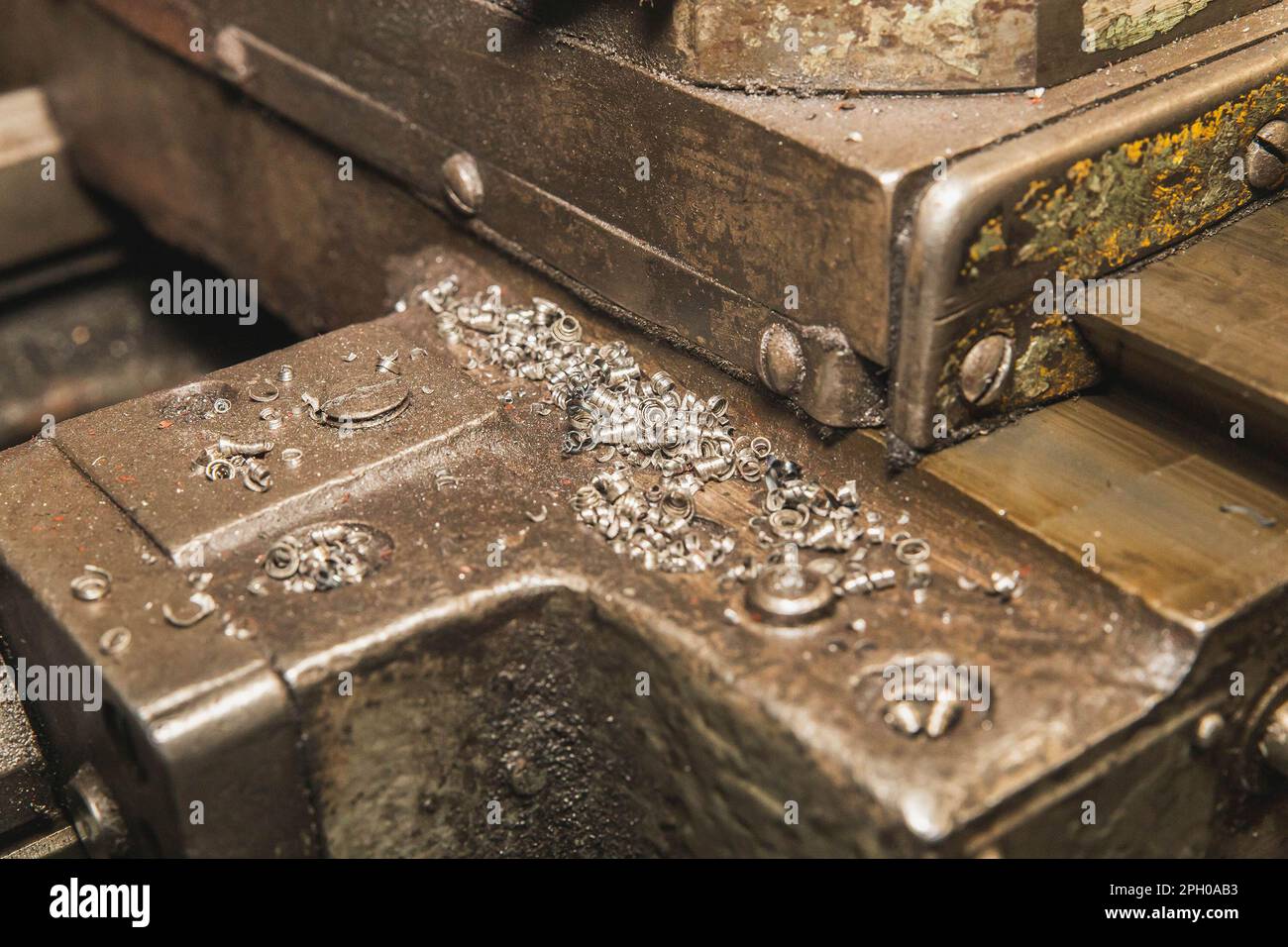 Trucioli di metallo su una vecchia macchina oleosa in fabbrica Foto Stock