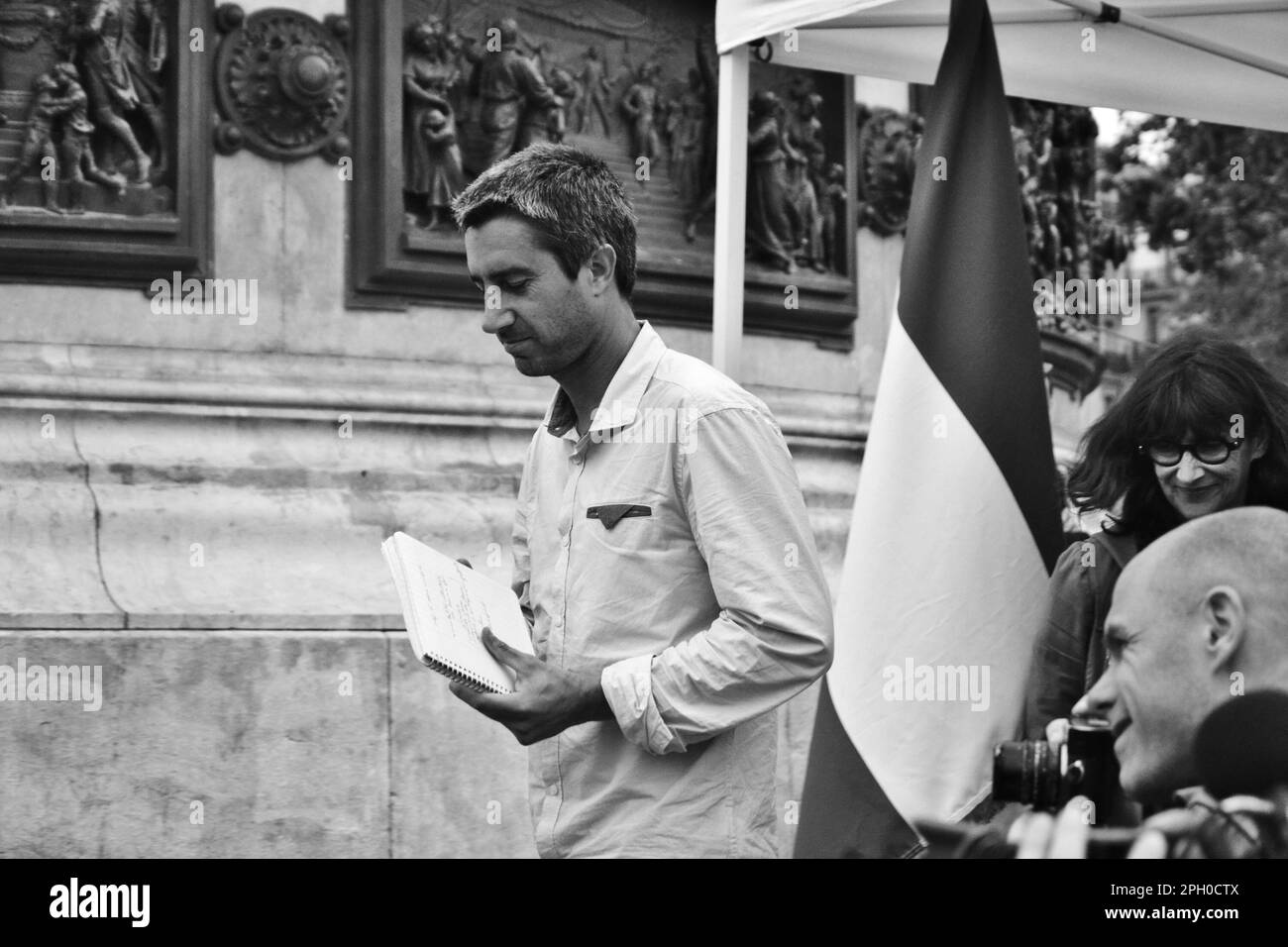 Parigi, Francia - 11 luglio 2017: Incontro politico "la France Insoumise" in Place de la Republique. Ritratto del deputato francese Francesco Ruffin Foto Stock
