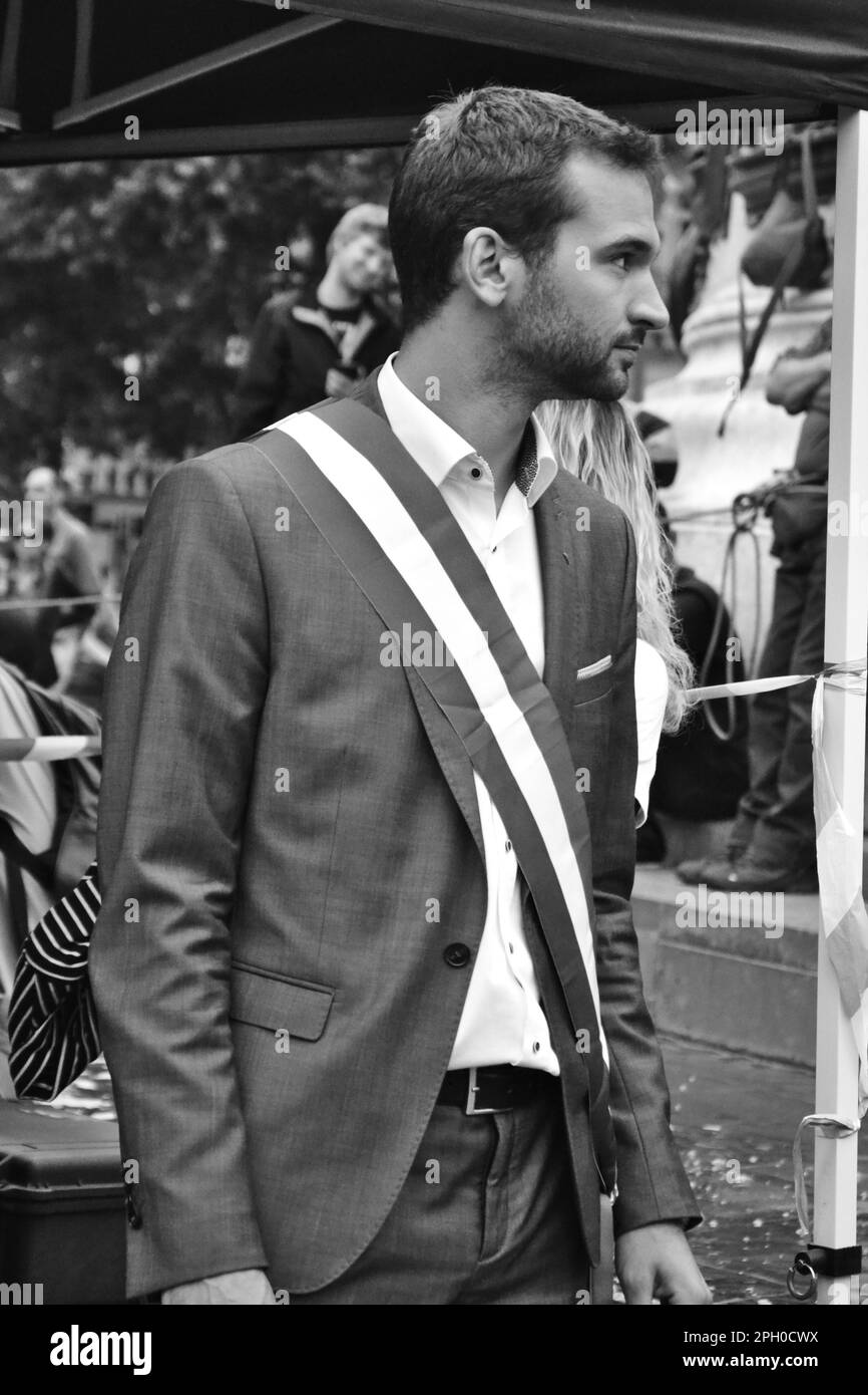 Parigi, Francia - Luglio 11th 2017 : Ritratto di Ugo Bernalicis, un deputato francese e membro di 'la France Insoumise' durante l'incontro in Piazza della Repubblica Foto Stock