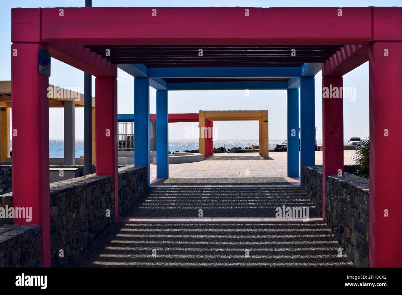 Ierapatra, Creta, Grecia - 12 ottobre 2022: Installazione colorata come punto d'incontro e luogo di riposo sul lungomare più a sud d'Europa Foto Stock