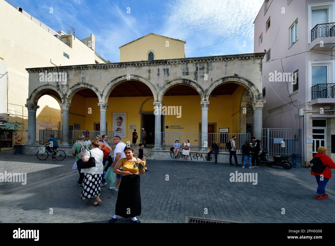 Iraklio, Grecia - 14 ottobre 2022: La capitale dell'isola di Creta, persone non identificate e sala d'arte comunale costruita in stile veneziano - una ex chiesa Foto Stock