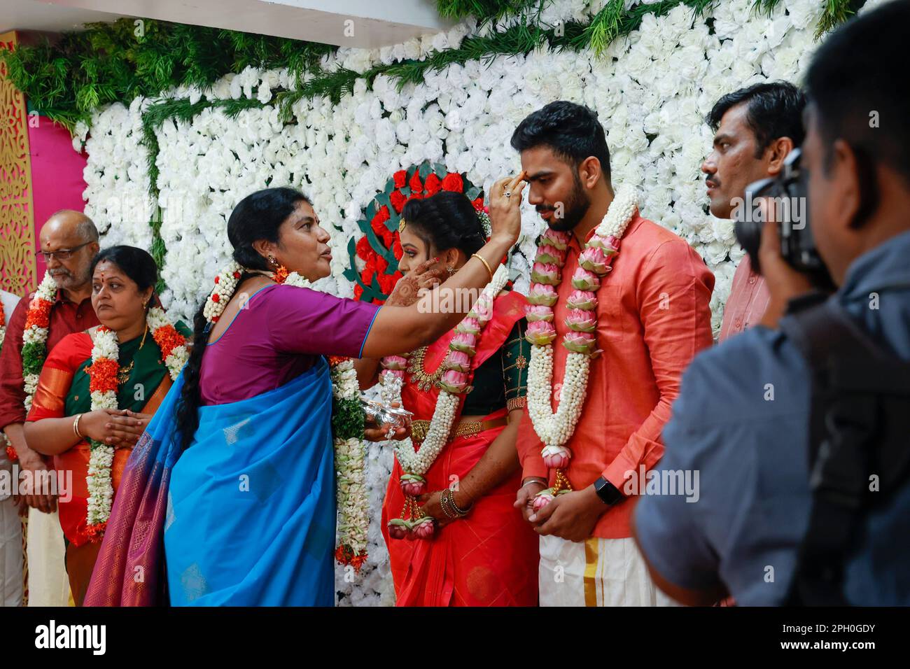 Madre saluto la coppia con un ghirlande di fiori al fidanzamento Party in Hotel Shaans, Trichy, Tamil Nadu, India Foto Stock