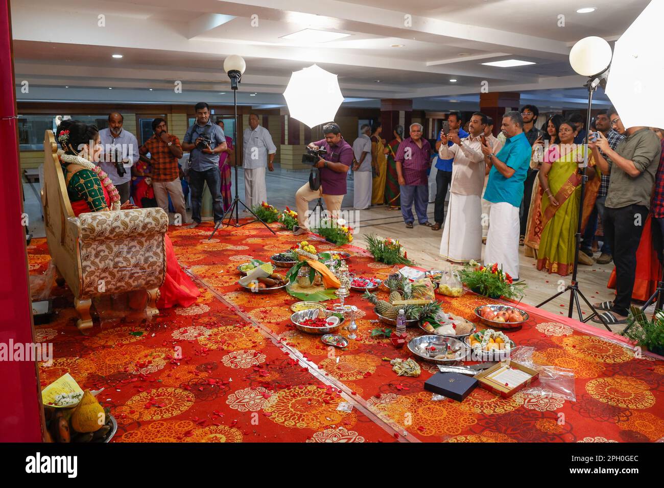 Sposa e sposo posa per le fotografie al partito di fidanzamento, Trichy, Tamil Nadu India Foto Stock