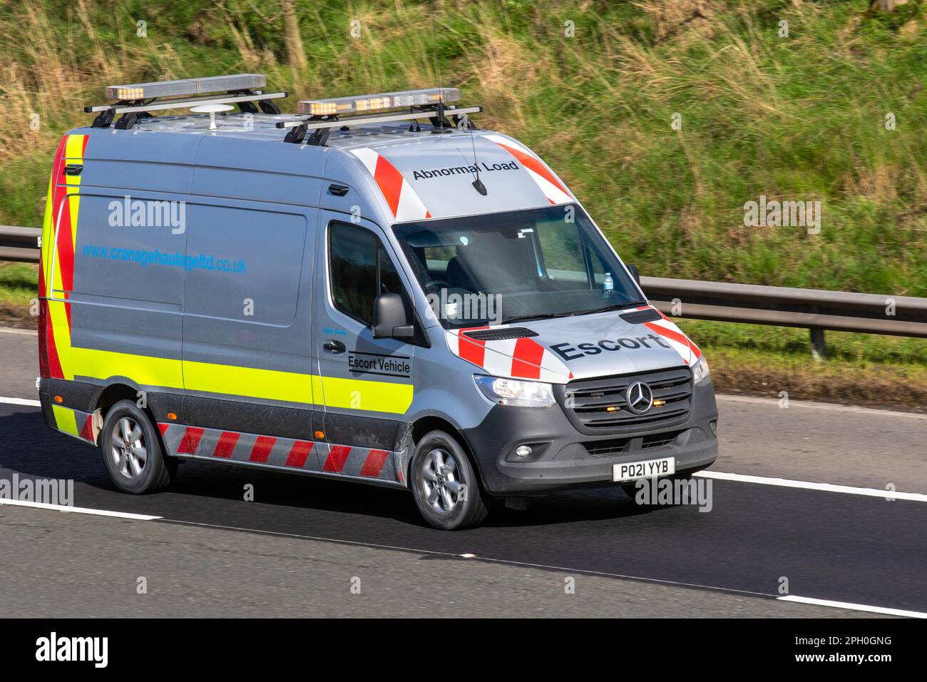 Cranage Haulage Ltd Carichi anomali Escort veicolo. 2021 Mercedes Benz Sprinter 314 CDI IN VIAGGIO PROGRESSIVO sull'autostrada M6 UK Foto Stock