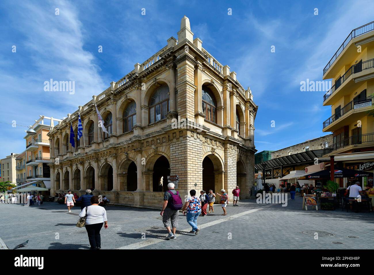 Iraklio, Grecia - 14 ottobre 2022: Persone non identificate al Municipio, alias Loggia veneziana nella capitale dell'isola di Creta, costruita in stile veneziano Foto Stock