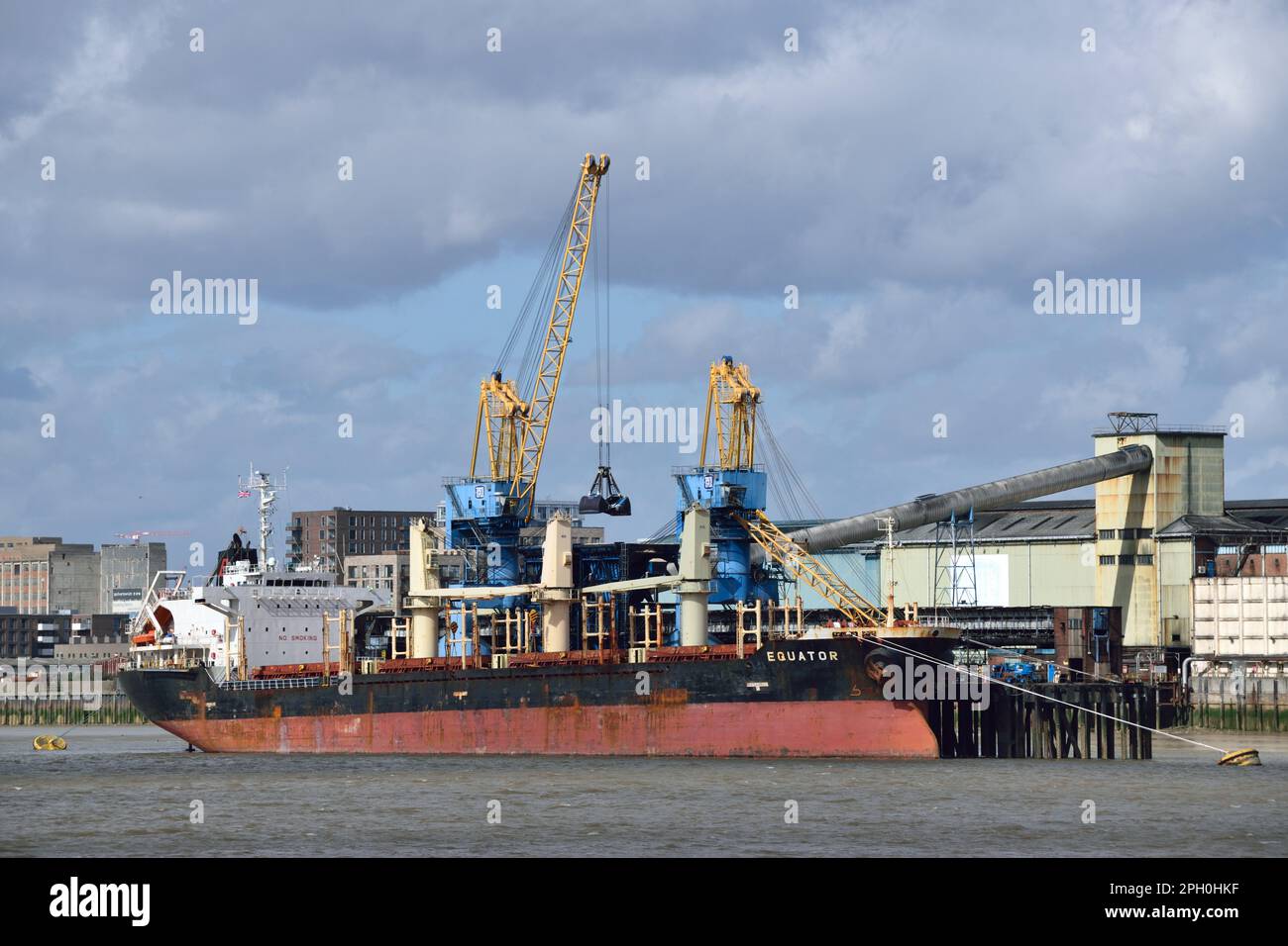 EQUATORE di navi da carico presso la raffineria Tate & Lyle Sugar's Thames di Silvertown, Londra, che scarica un carico di zucchero di canna Foto Stock