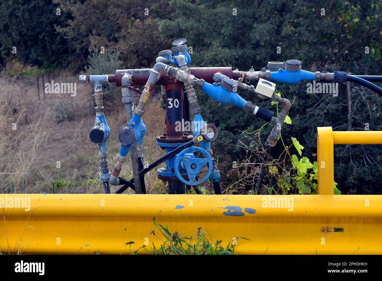 Grecia, stazione di distribuzione con misuratori di portata per l'acqua usata per l'agricoltura Foto Stock