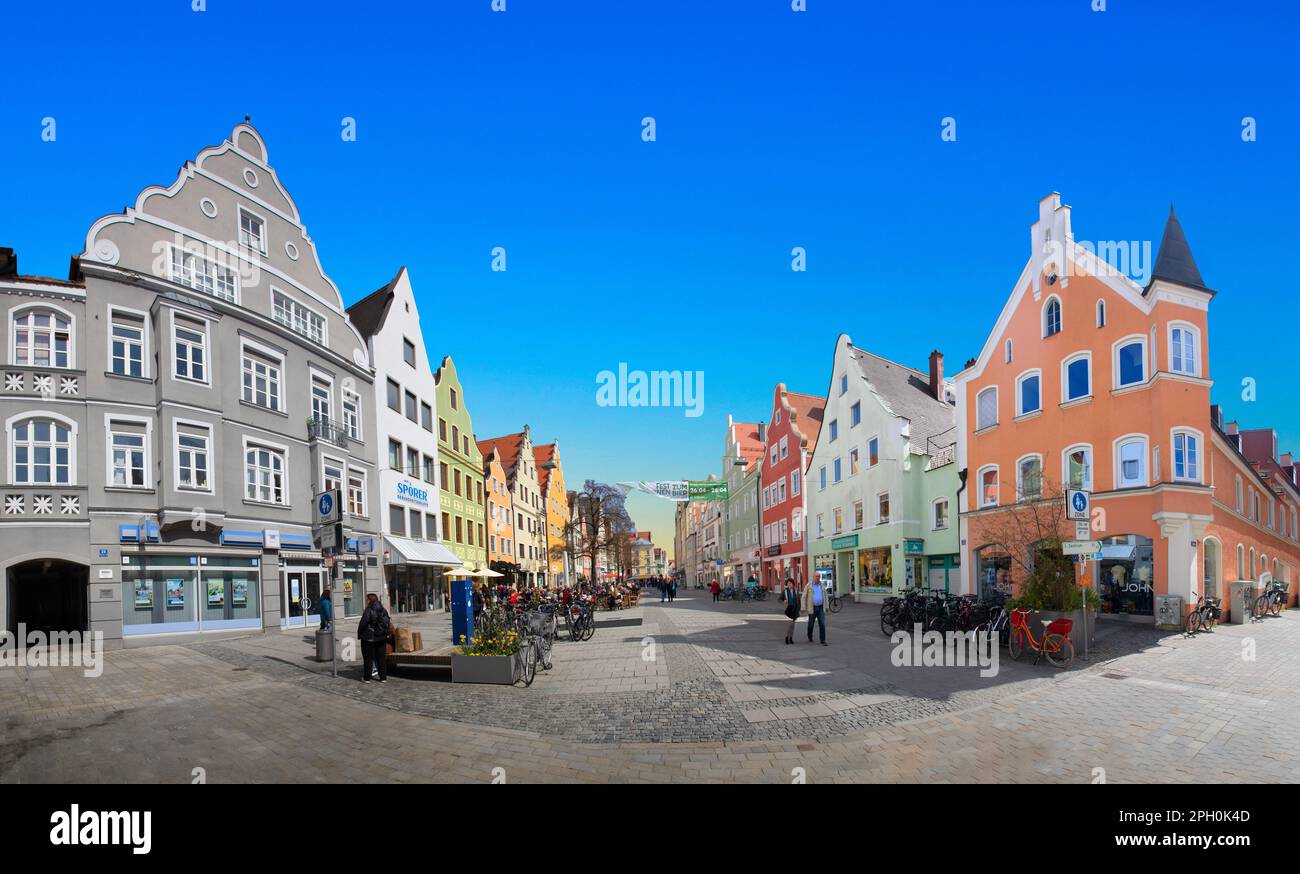 Ingolstadt, Germania - 6 aprile 2019: Vista sulla città vecchia di Ingolstadt con case storiche a graticcio in centro e belle facciate rinnovate. Foto Stock