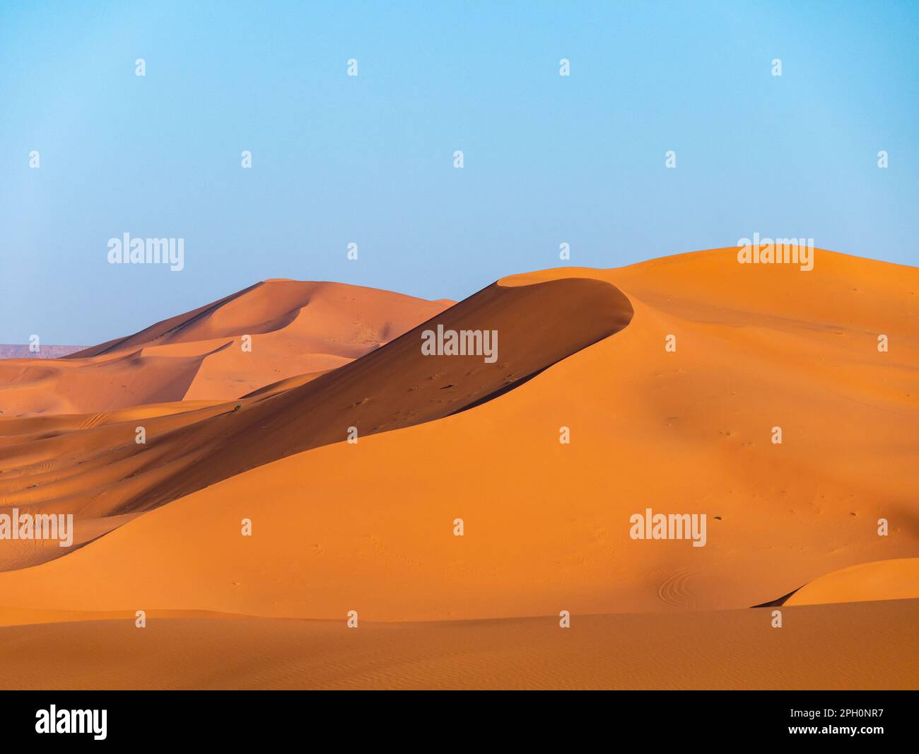 Splendide dune di sabbia vicino a Merzouga, Marocco durante il tramonto - Paesaggio girato 9 Foto Stock